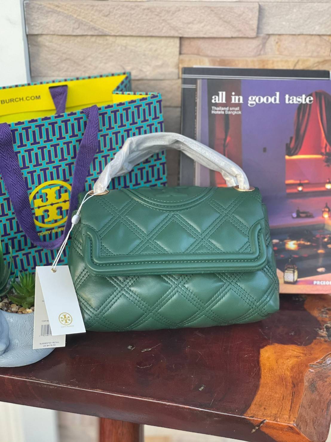 ของแท้ 💯% Tory burch Fleming Soft Small Convetible Shoulder bag กระเป๋าเฟลมมิ่ง (Fleming) สุดคลาสสิค ทำจากหนังนุ่มกับเทคนิคการเย็บแบบควิลท์ เพิ่มความเป็นเอกลักษณ์ด้วยโลโก้ลายดับเบิ้ล