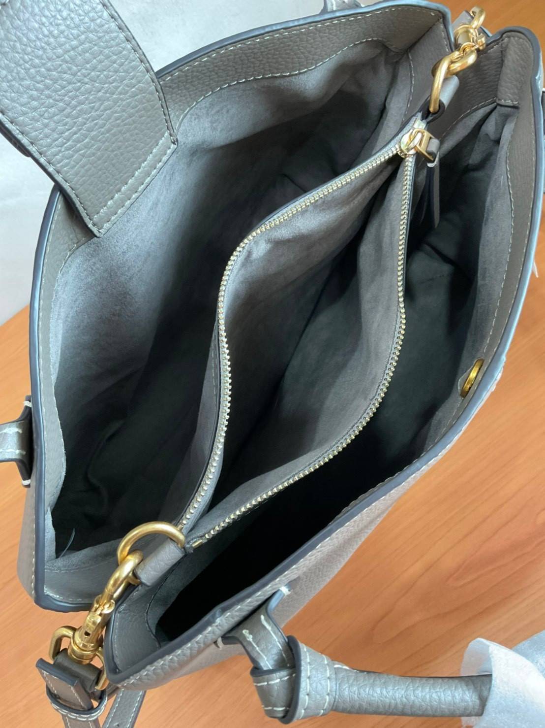 TORY BURCH Mcgraw Satchel Tote Bag (Size L) กระเป๋าถือ/สะพาย Crossbody วัสดุหนังลูกวัวแท้ 100% ด้านหน้าประดับโลโก้หนัง ตัดเป็นรูปตัว T สัญลักษณ์แบรนด์ ตัวกระเป๋าเดินด้ายเล่นลายเพิ่มลูกเล่น เพื่อความเก๋!!