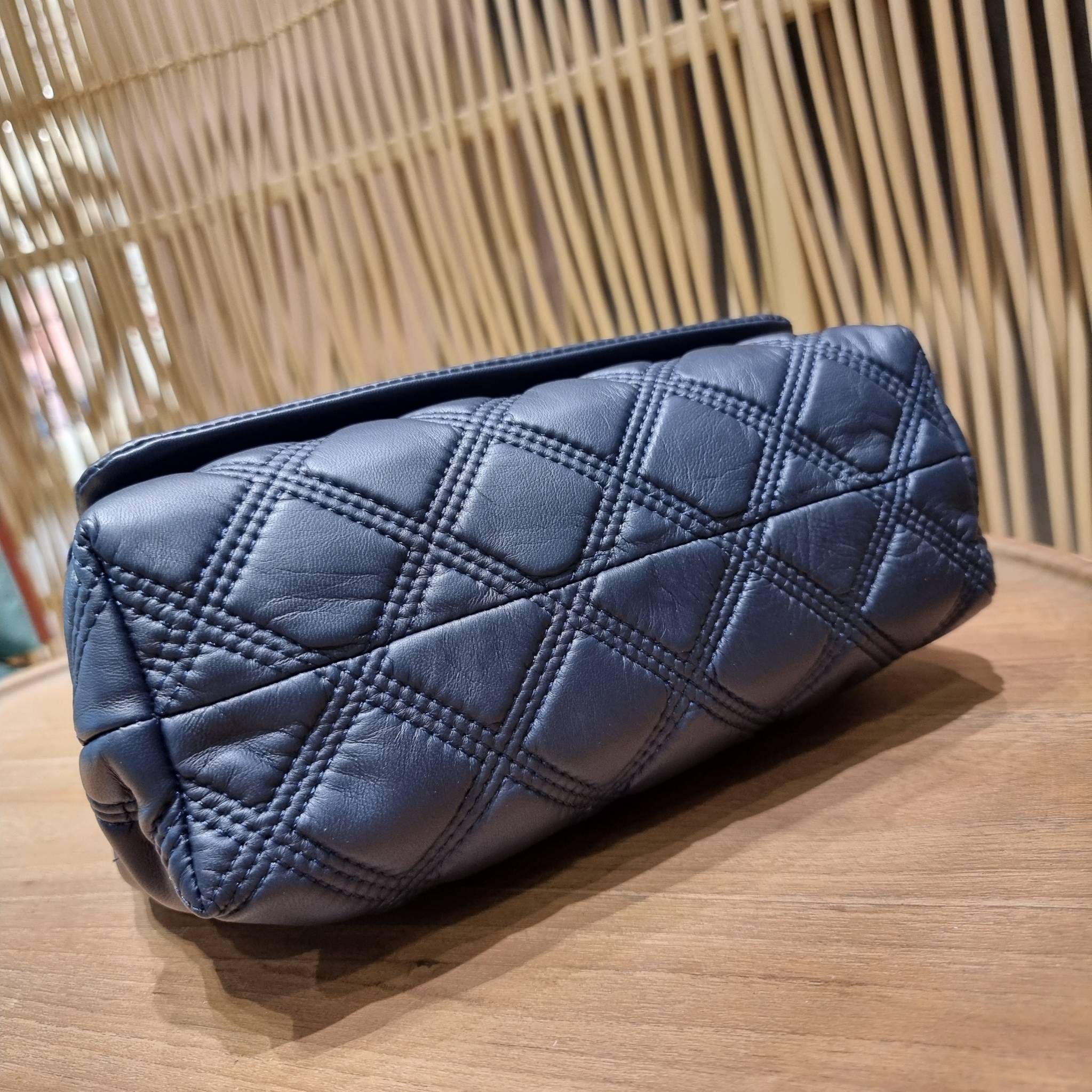 TORY BURCH FLEMING SOFT CONVERTIBLE SHOULDER BAG รุ่นหายากที่สาวๆตามหา มาพร้อมเสิร์ฟความสวยถึงบ้านไปเลยจ้า รอบนี้คัดสีสวยๆมาให้ได้ช้อปกันอย่างจุใจไปเลย กระเป๋าสะพายไหล่ หนังแท้นิ่มเต็มใบ สวยหรูดูแพง เปิด-ปิดด้วยตัวกดล็อคแน่นหนา สายสะพายในตัวปรับใช้ได้ 2 แ