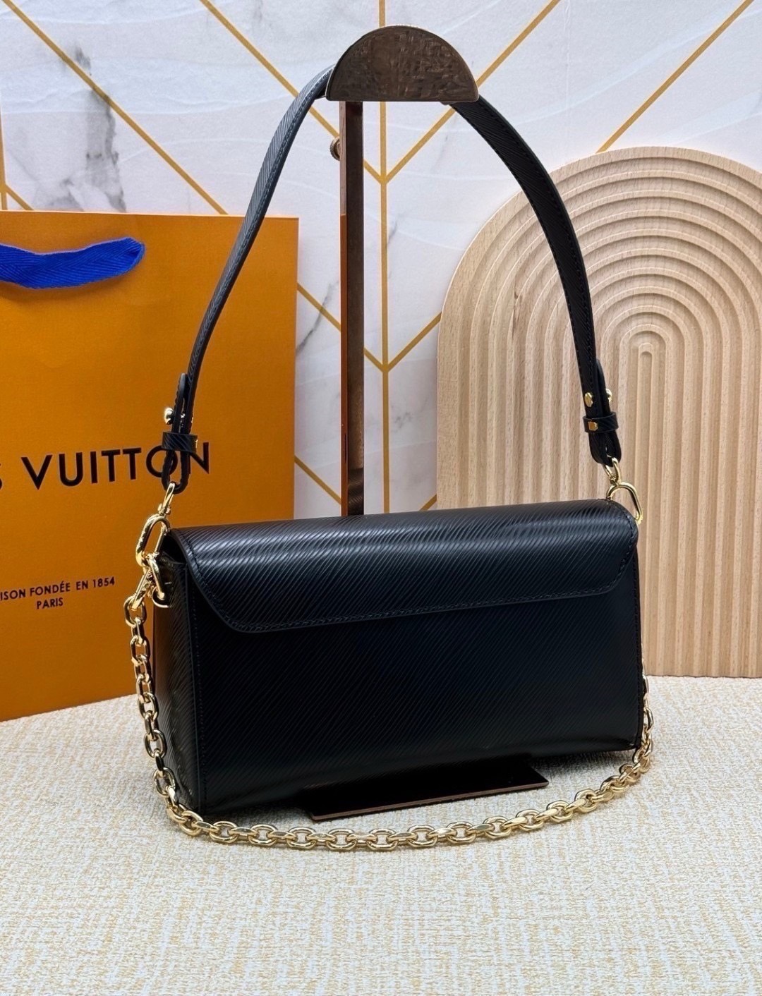 ORI หนังแท้ | LV Twist West Bag กระเป๋าสะพายหนัง Epi ลายเกรน สุดคลาสสิกมาดีไซน์ใหม่ในรูปทรงยาวเผยลุคมีระดับเหนือกาลเวลา ความหรูหราเข้ากับสตรีตสไตล์