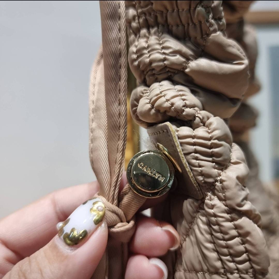 Carlyn cozy bag / Carlyn glaze bag 13 สีพร้อมส่ง อีกหนึ่งคอลเด็ด ที่ฮิตแบบฉุดไม่อยู่ กับไอเท็มนุ่มนิ่มจากเกาหลี พร้อมสีใหม่ล่าสุด กระเป๋าสะพายก้อนเมฆสุดเก๋ ที่สามารถใช้ได้หลากหลาย