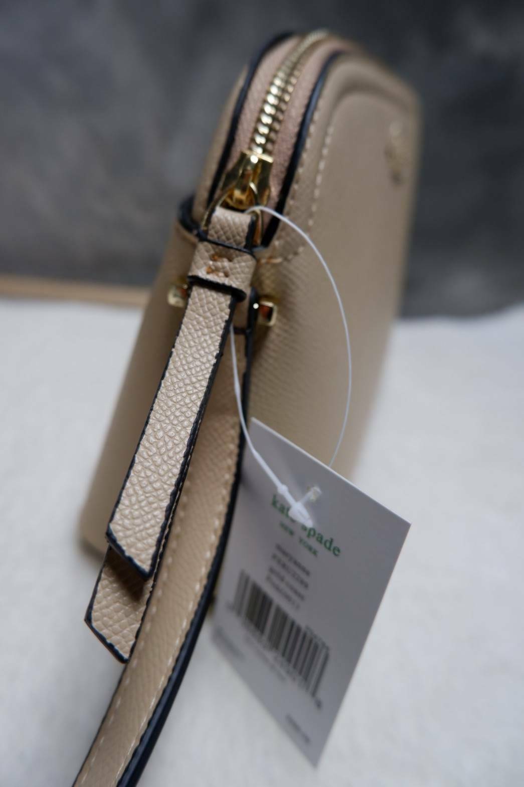 Katespade Crossbody Bag ด้านหน้าติดโลหะชื่อแบรนด์อะไหล่สีทอง เปิดปิดด้วยช่องซิป ด้านในเป็นช่องใส่สิ่งของ และมีป้ายหนังปั๊มโลโก้แบรนด์ ผ้าบุเป็นลายแบรนด์อีกด้วย รุ่นนี้มาพร้อมสายสะพายยาวปรับระดับได้ ทรงนี้สะพายกี่ทีก้อไม่มี out นะจ้ะสาวๆ