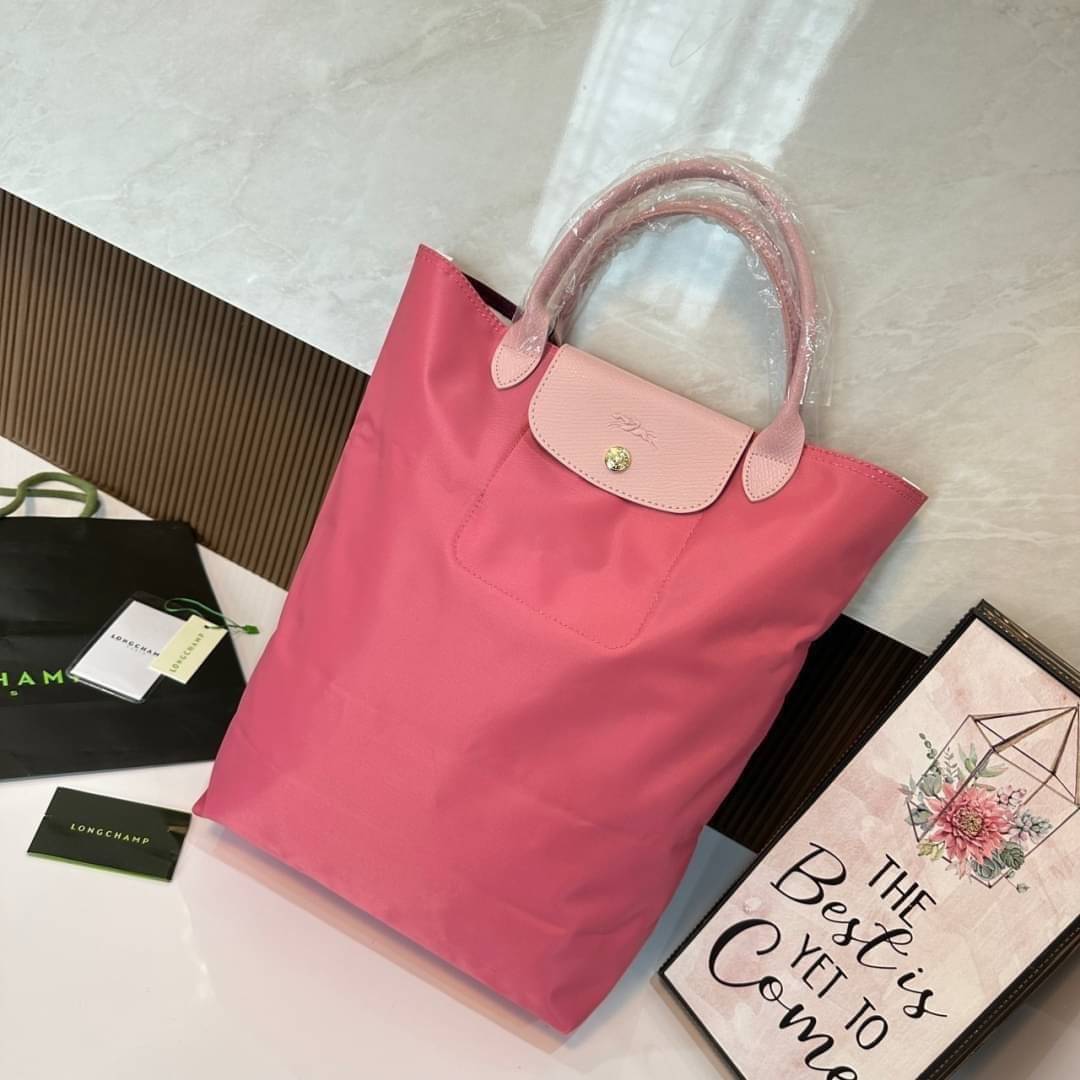 LONGCHAMP LE PLIAGE RE-PLAY TOP HANDLE BAG สินค้ารุ่นลิมิเต็ด collection สุดปัง ซื้อใบเดียวเหมือนได้2 ใบ กระเป๋าสะพายแนวตั้งที่กว้างขวาง มีเอกลักษณ์เฉพาะตัวแต่มีดีไซน์ที่น่าดึงดูด