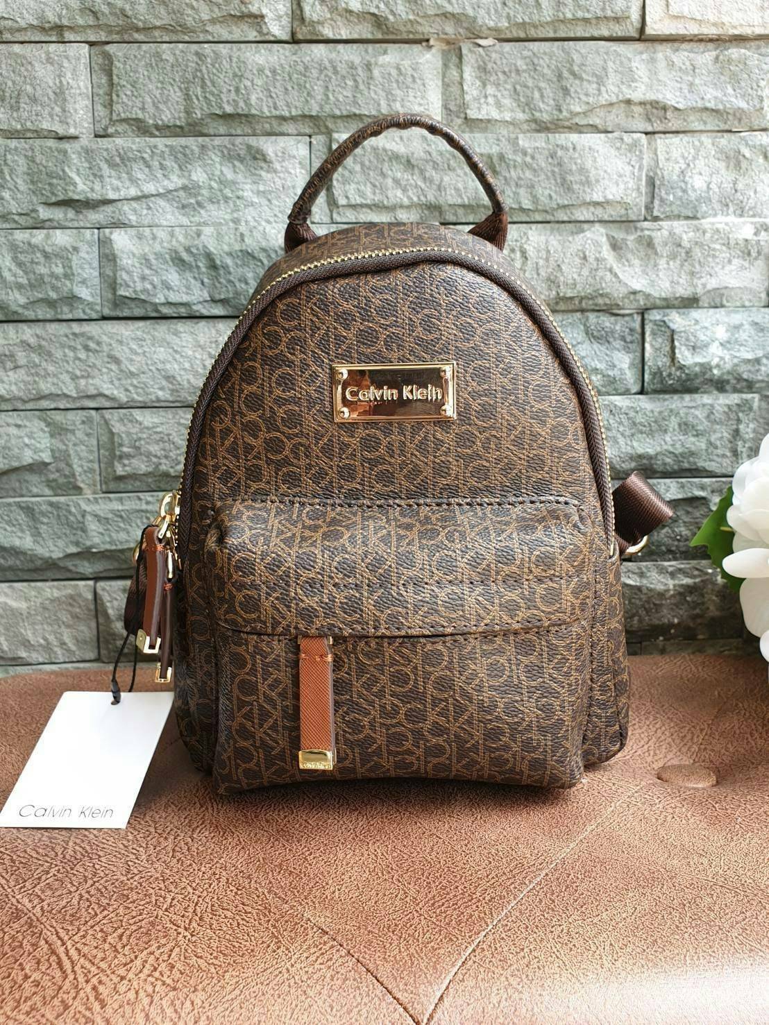 Calvin Klein Monogram mini backpack กระเป๋าสะพายเป้รุ่นใหม่ชนช้อป รุ่นยอดนิยม วัสดุ Saffiano PVC คุณภาพดี นิ่ม น้ำหนักเบา ด้านหน้าประดับด้วยโลโก้แบรนด์สุดหรู กระเป๋าโลโก้แบรนด์รอบใบ เปิดปิดกระเป๋าด้วยซิปสะดวกใช้ ที่จับหัวซิปปั้มแบรนด์ มีช่องซิปด้านหน้ากระ