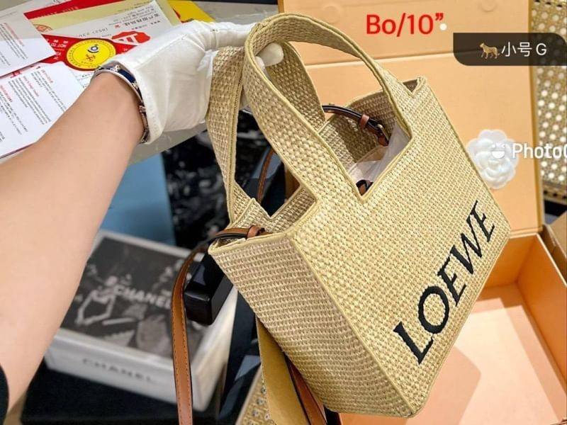LOEWE logo raffia tote bag / Loewe Tote Bag กระเป๋าโท้ท รูปทรงสวยงามสานเต็มใบ และยังโดดเด่นด้วยโลโก้ สีโทนอุ่น ทำให้ไอเท็มนี้ ภายในกระเป๋าใหญ่โล่งกว้าง ใบนี้เหมาะกับสายแฟชั่นมากๆ