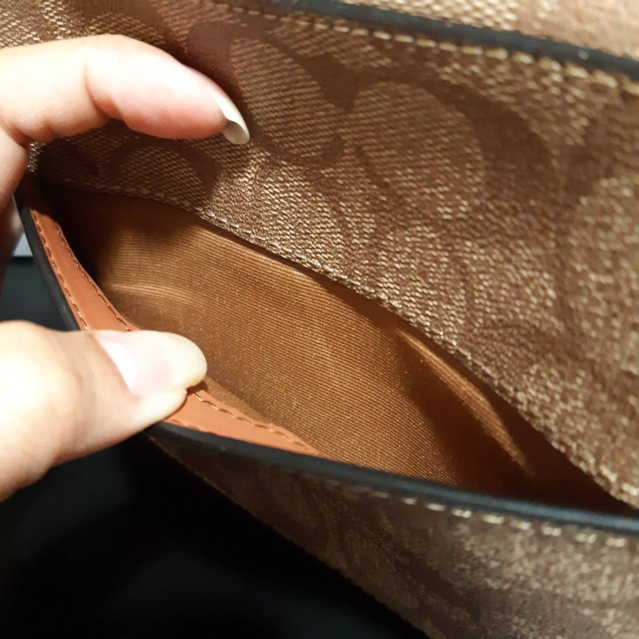 COACH 91677 MINI CAMERA BAG IN SIGNATURE CANVAS ขายดีที่สุด!! กระเป๋าสะพายข้างไซส์มินิ คลาสสิคอยู่ทรง อะไหล่ทองตัดดูหรู วัสดุหนังแคนวาสเคลือบลาย เปิด-ปิดด้วยซิป สายสะพายปรับได้ตามตัว ใบนี้แมทช์ได้ทุกลุค ใช้เป็น everyday bag ได้สบายๆเลยจ้า