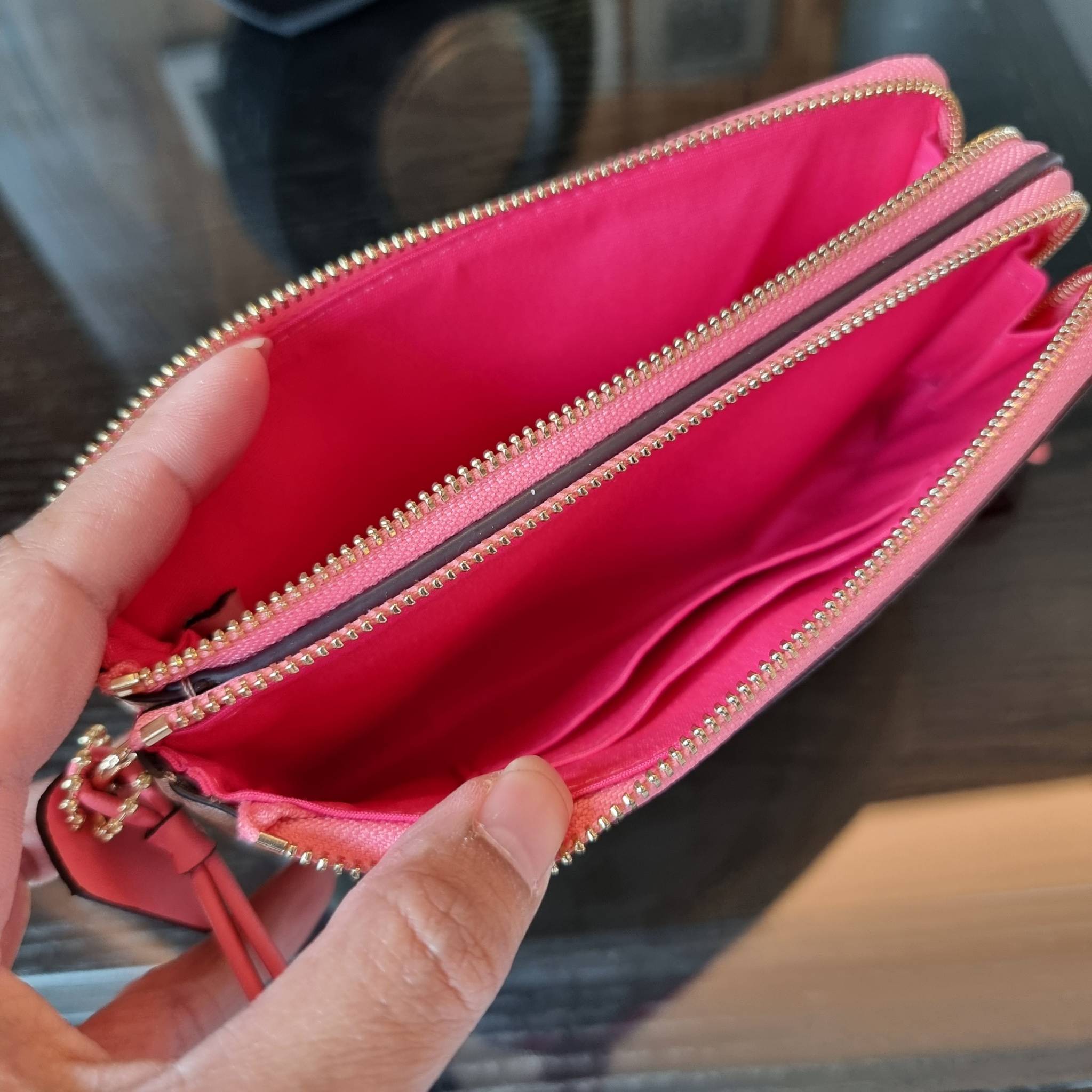 COACH F87591 DOUBLE CORNER ZIP WALLET IN SIGNATURE COATED CANVAS คล้องมือรุ่น 2 ซิป!! มาแล้วจ้า 🌟🤗 ไซส์นี้คือเหมาะมือจริงๆ พกง่ายเช่นเคย ไม่ต้องกังวลว่าจะเกะกะหรือกินพื้นที่กระเป๋าหลัก วัสดุหนังแคนวาสเคลือบลาย มีช่องหลักแยก 2 ช่อง ภายในบุผ