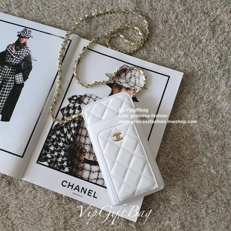 NEW ARRIVAL!! CHANEL VIP GIFT WOC BAG กระเป๋าสตางค์คล้องคอ/ Crossbody ที่กำลังมาแรงมาในตอนนี้ ตัวกระเป๋าเป็นกระเป๋าสตางค์หนังพียูลาย CAVIER **อะไหล่ทองทั้งใบ ด้านหน้าใส่ iphone+ ได้ เปิดปิดด้วยกระดุมแม่เหล็ก สามารถใส่บัตรได้อีก4ใบด้านใน พลิกมาด้านหลังมีช่
