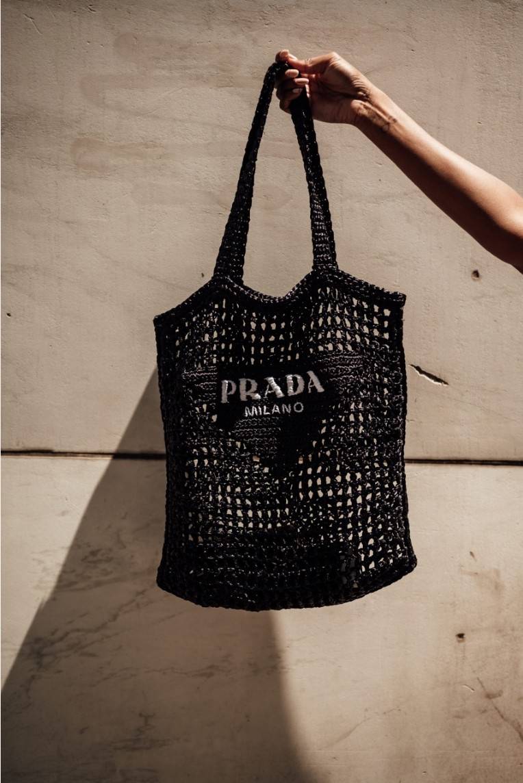PRADA RAFFIA TOTE BAG สวยไม่ซ้ำใคร สไตล์บีช เหมาะมากกับการสะพายไปเที่ยวทะเล หรือจะใช้ในวันสบายๆก็ตอบโจทย์ กับกระเป๋าสะพายสานใบใหญ่ ตัวกระเป๋าเป็นวัสดุสังเคราห์จากธรรมชาติ
