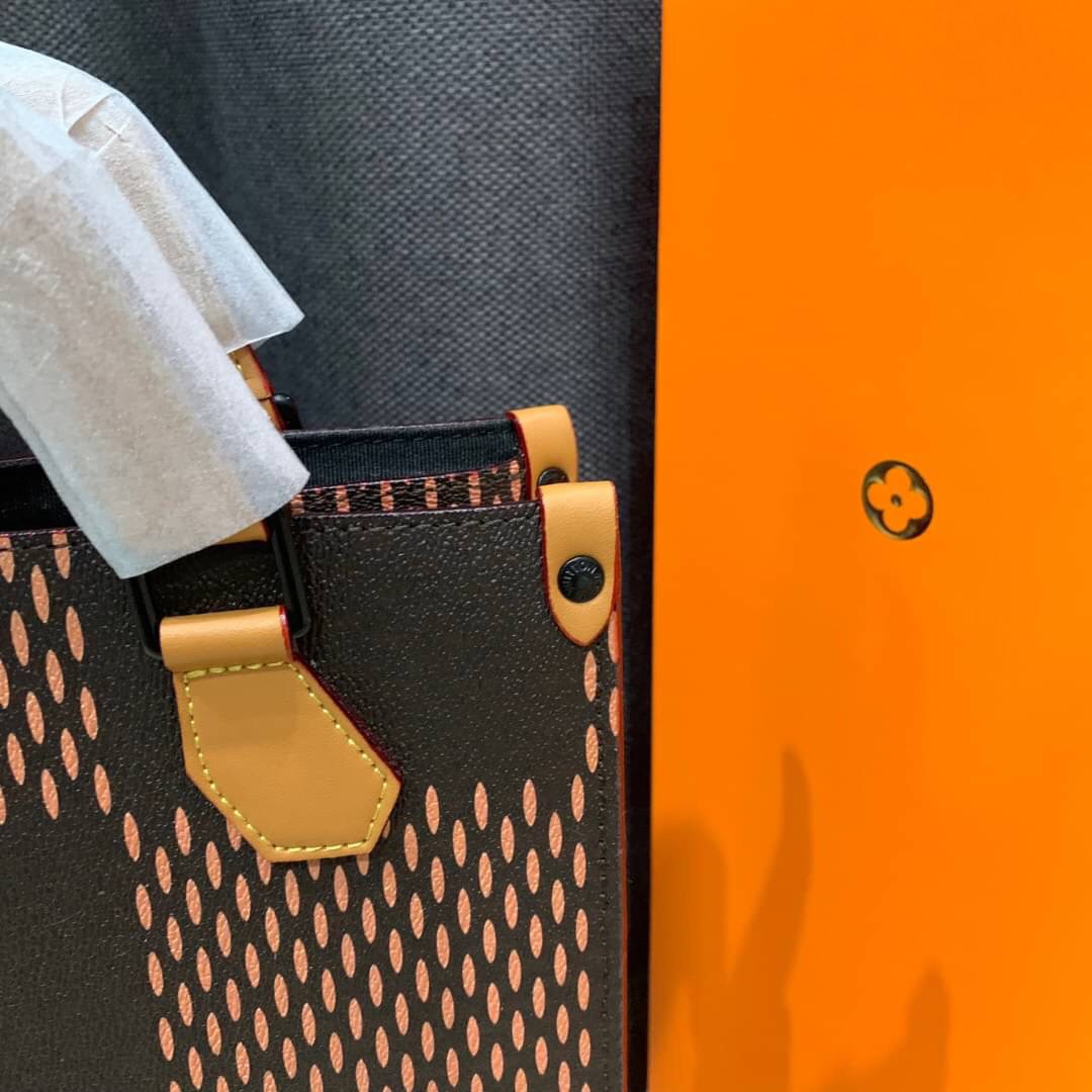 หนังแท้ LOUIS VUITTON MINI TOTE / LV MINI TOTE กระเป๋าทรงโท้ท โดดเด่นด้วยรายละเอียดของคลื่นใน Monogram เหมาะอย่างยิ่งสำหรับสิ่งของจำเป็น เช่น iPad โทรศัพท์ และสมุดโน้ต มีหูหิ้วแบบถอดได้สำหรับสะพายไหล่ ภาพสินค้าถ่ายจากงานขายจริง ใช้งานต่างประเทศได้