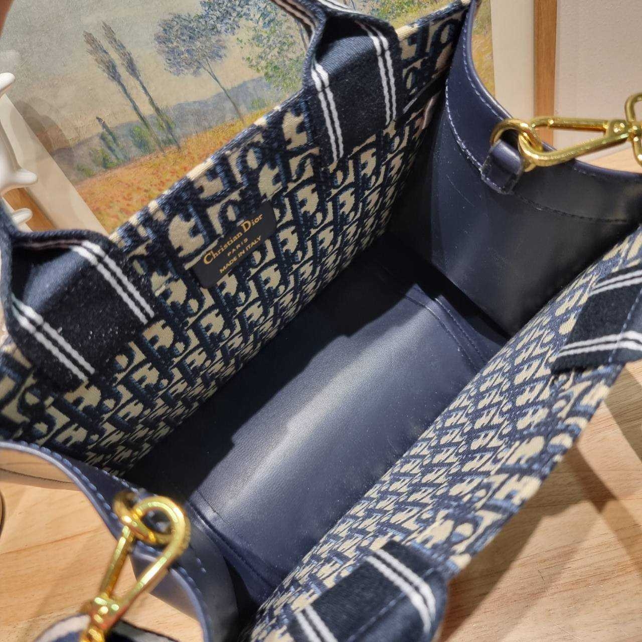 Dior small book tote bag กระเป๋าทรงโท้ทสุดฮิต ไซส์เล็ก ดีไซน์ใหม่ล่าสุด ที่มีทั้งความละมุนและหรูหรา เกรดออริ 1:1 ใช้งานต่างประเทศได้