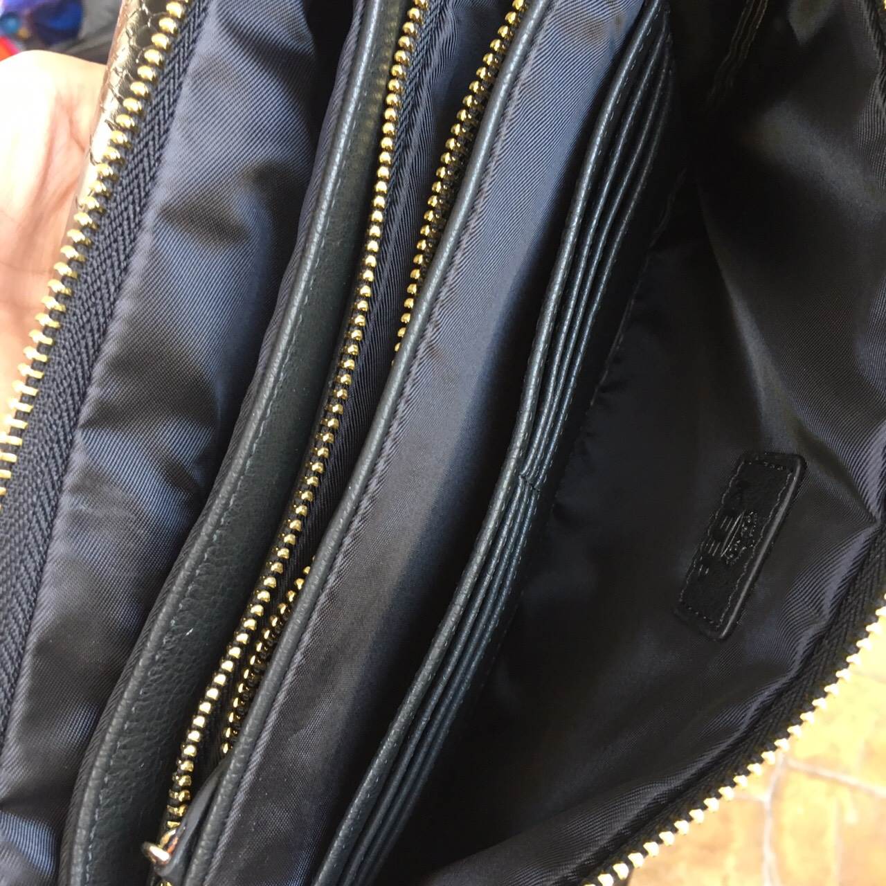 รุ่นขายดีที่สุด จนต้องทำ Size ใหม่เพิ่ม กระเป๋า สะพาย 3in1 ถือ/สะพายได้หลายแบบตามสไตล์ ใบนี้แนะนำเลยค่ะ ควรมีติดตู้ !! 😍กระเป๋า KEEP Doratry shoulder &clutch bag ตัวกระเป๋าผลิตจากหนังแกะเทียม ตัดกับ ลายงู ลายหนังชัดเจน สวย อะไหล่ทองเพิ่มความหรูให้