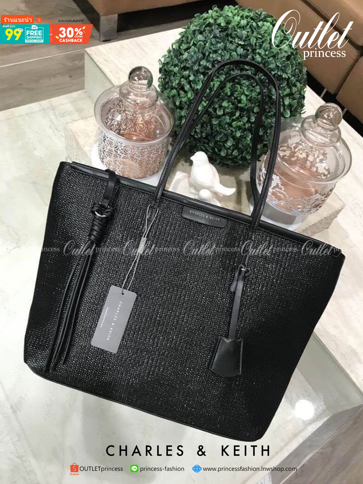 Charles & Keith Black Textured Tote Bag ฮอตฮิตตลอดกาลสำหรับรุ่นนี้ รุ่นยอดนิยม!! มากี่รอบกี่รอบก็ขายดี ใครไม่มีรุ่นนี้ติดตู้ไว้ถือว่าเชยมาก(!!) กระเป๋าสะพายทรง Shopping bag ใบใหญ่จุของได้ใจ น้ำหนักเบา โดดเด่นด้วย Textured วัสดุสานรอบใบ ตัดขอบหนัง สวยอยู่ท