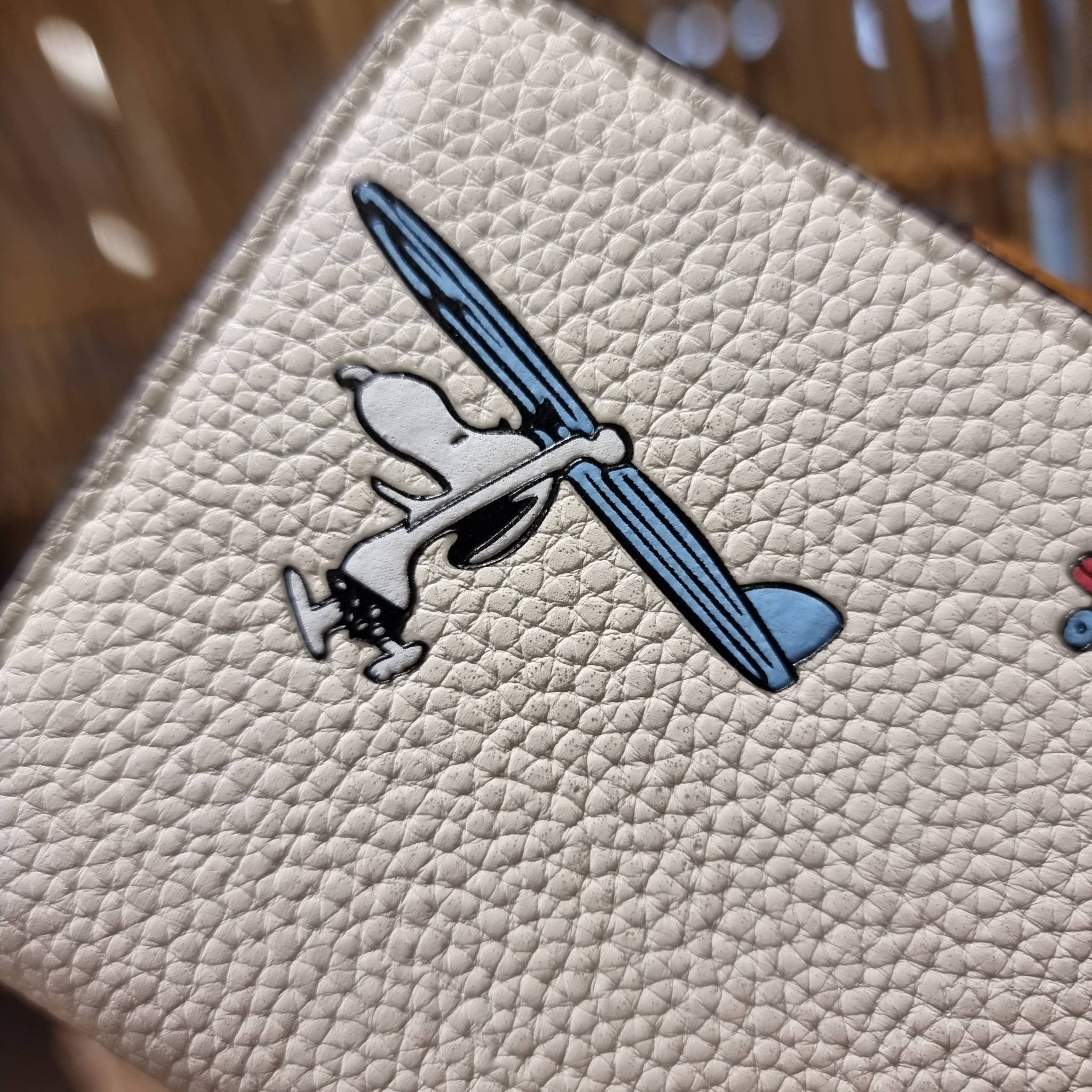 COACH C4899 MEDIUM CORNER ZIP WALLET WITH SNOPPY PRINT น้องใหม่คอลเลคชั่นสุดชิค ดีไซน์ลายพริ้นท์ผองเพื่อนสนูปพี น่ารักน่าใช้ เพิ่มลูกเล่นให้กระเป๋าสตางค์ของคุณไปอีก กับกระเป๋าสตางค์ใบกลาง ขนาดกำลังเหมาะมือ วัสดุหนัง pepble ทนทาน มีช่องใส่บัตรและธนบัตรครบ 