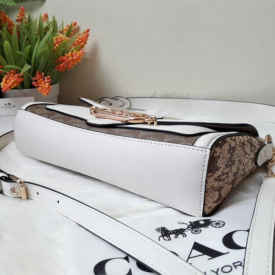 COACH SMALL JADE SHOULDER BAG IN BLOCKED SIGNATURE CANVAS (COACH 2723)🌹 สวยหรู ดูแพงมากๆ กับรุ่นนี้ วัสดุหนังแท้ ผสมแคนวาสอย่างดี หนังนิ่มมากๆ ด้านข้างเป็นหนังลายงูสังเคราะห์ ทรงสวยมากๆ มีสายให้ 2 เส้น สายสั้น และสายยาว ถอดได้ทั้ง 2 สาย จะถือเป็นค