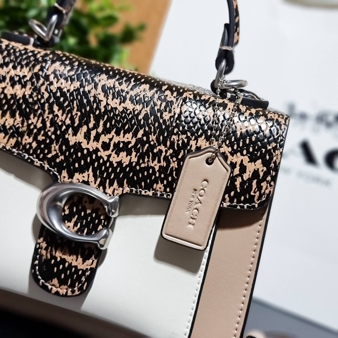 OUTLET 】COACH TABBY TOP HANDLE 20 LEATHER BAG หรูหรามากๆค่ะ สินค้าแนะนำ!! กระเป๋าถือ//สะพายข้างได้ วัสดุหนังแท้อย่างดี หนึ่งใบทำหนัง2แบบได้อย่างลงตัว สวยงาม มีอะไหล่ตัวC ใหญ่ด้านหน้าโดดเด่นหรูมากๆค่ะ 🔺เปิดปิดแบบกดล็อค ภายในมี2ช่องสำหรับใส่ของ สามา