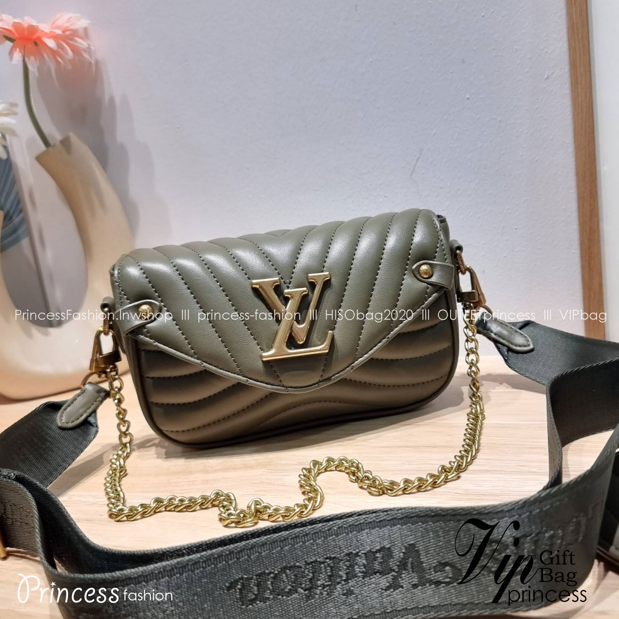 LV new wave pochette multi bag กระเป๋าสะพายมัลติฟังก์ชั่น มาพร้อม box set รับรองว่าดีงาม ลูกเล่นคลาสสิคผสานความวินเทจ มีสายสะพายให้ 2 เส้น และกระเป๋าใบลูก เล็กน่ารัก