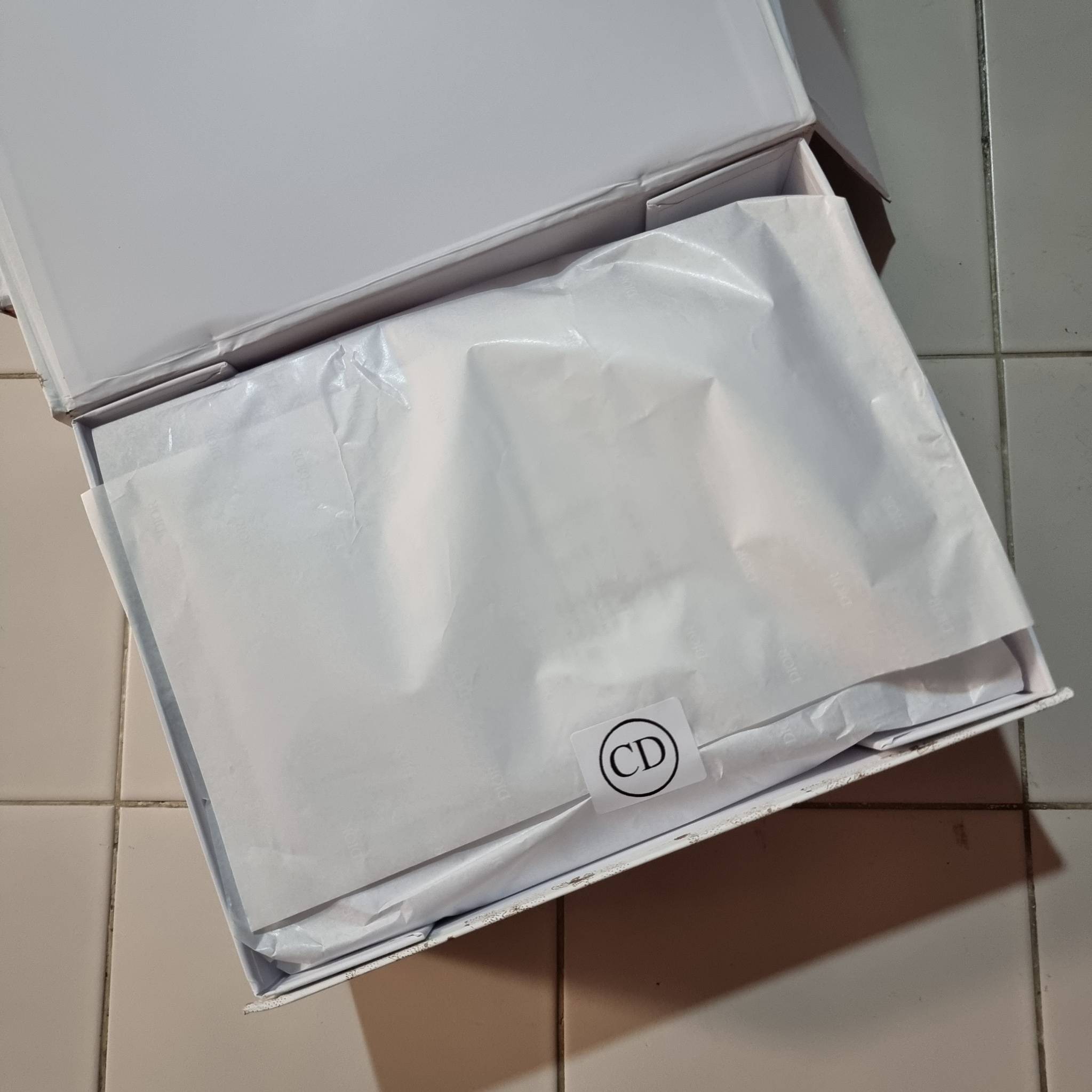 DIOR CD LADY BAG กระเป๋าสะพายข้างพรีเมี่ยมกิ๊ฟสุดฮอต ดีไซน์เรียบง่าย แต่แฝงไปด้วยความหรูหรา ทรงกล่องคลาสสิค โดดเด่นด้วยพวงกุญแจอะไหล่สีทอง วัสดุหนังแท้ มีหูจับในตัวและสายครอสบอดี้สุดเลิศ ที่มาพร้อมอะไหล่ฟอนท์สีทองเรียงร้อยในสายหนัง แต่งเติมดีเทลอัพราคาไปอ