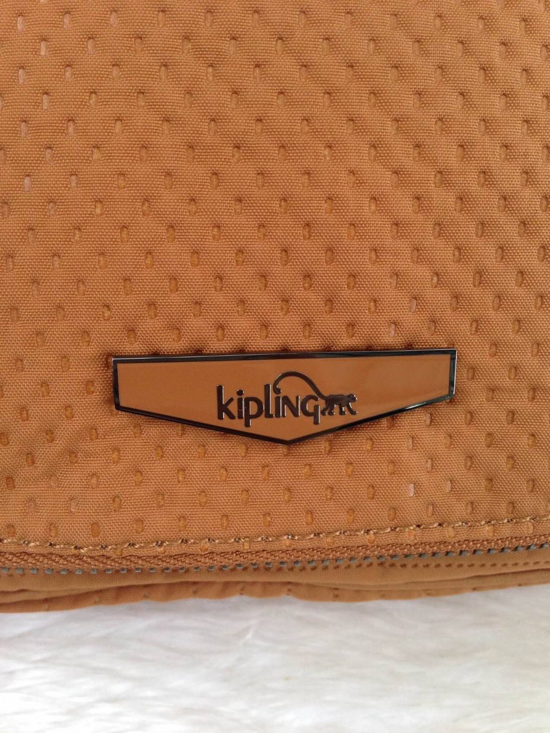 🎄KIPLING กระเป๋าสะพาย รุ่น Earthbeat S กระเป๋าสะพาย Earthbeat มีพร้อมส่งให้เลือกช้อปหลากหลายสีเลยค่ะ เพิ่มลายเก๋ๆให้ดูไม่น่าเบื่อ สามารถสะพายได้ 2 แบบ สะพายด้านข้างหรือเป็น shoulder ได้ ออกแบบขนาดกำลังดี ช่วยให้คุณจัดระเบียบสิ่งของได้อย่างลงตัว สา