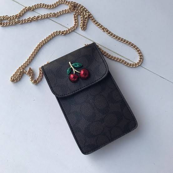 COACH PHONE CASE CROSSBODY BAG ((73486//76988//76357//39955//91046)) COACH NORTH/SOUTH CROSSBODY IN SIGNATURE CANVAS กระเป๋าใส่โทรศัพท์รุ่นนี้ มีความโดดเด่นทั้งดีไซน์และคุณสมบัติในการใช้งาน ด้วยลวดลายที่มีซิกเนเจอร์เป็นเอกลักษณ์แล้ว ด้านหลังยังมีช่องใส่กา