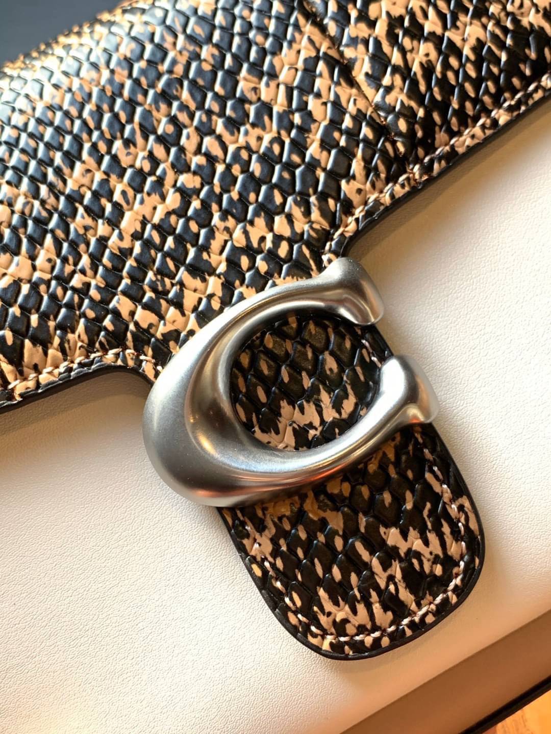 OUTLET 】COACH TABBY TOP HANDLE 20 LEATHER BAG หรูหรามากๆค่ะ สินค้าแนะนำ!! กระเป๋าถือ//สะพายข้างได้ วัสดุหนังแท้อย่างดี หนึ่งใบทำหนัง2แบบได้อย่างลงตัว สวยงาม มีอะไหล่ตัวC ใหญ่ด้านหน้าโดดเด่นหรูมากๆค่ะ 🔺เปิดปิดแบบกดล็อค ภายในมี2ช่องสำหรับใส่ของ สามา