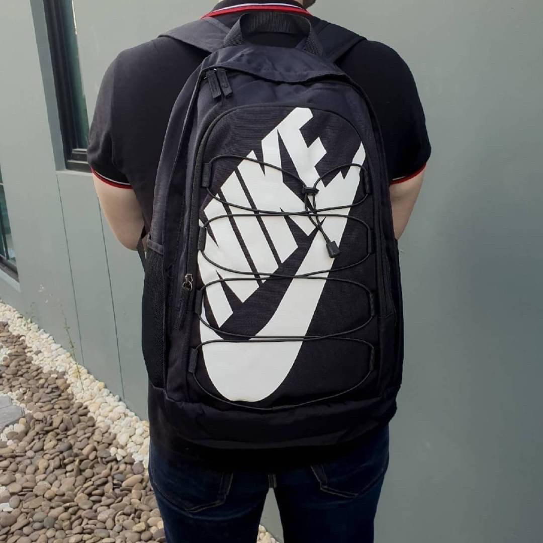 กระเป๋าเป้ใบใหญ่ Nike อะไหล่สีดำด้านหน้ามีโลโก้แบรนด์สีดำทั้งใบ ด้านหน้ามีช่องซิปใหญ่จุของได้เยอะมาก