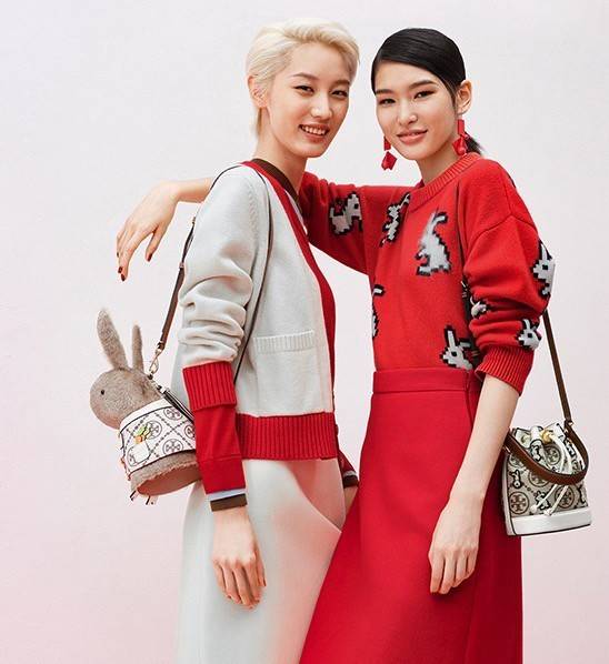 TORY BURCH MINI T MONOGRAM EMBROIDERED RABBIT BUCKET BAG WITH LEATHER SMALL WALLET ((143230)) 🎁 เปิดตัวรุ่นใหม่ได้น่ารักและสวยงามมากๆ พร้อมส่งที่ไทยก่อนใคร