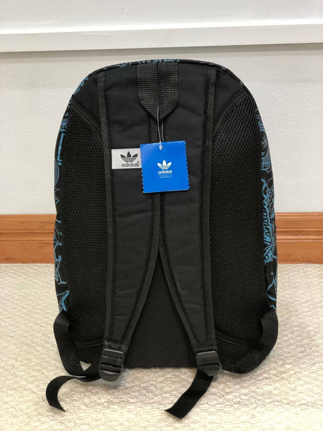 Adidas Backpack มีช่องสำหรับใส่ Notebook , Tablet ในตัวกระเป๋า สายเป้ และด้านหลังบุผ้าตาข่ายนุ่ม รองรับหลัง รูปแบบสวยทันสมัย รองรับทุกการใช้งาน เป็นกระเป๋าเป้นักเรียน-เป้กีฬา-สะพายเที่ยวชิลๆเลยค้า