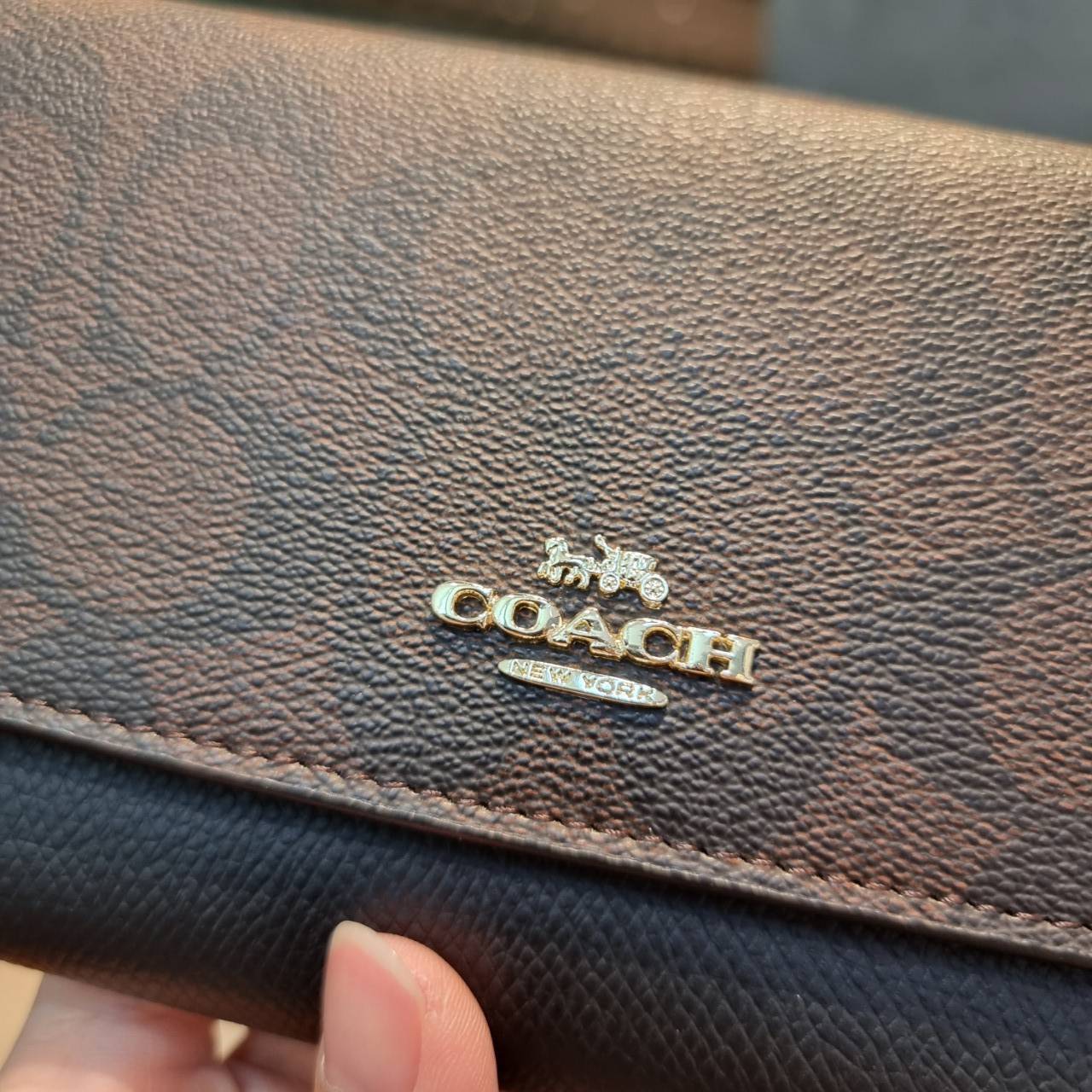 COACH F53763 TRIFOLD WALLET IN SIGNATURE กลับมาแล้วจ้า!! รุ่นขายดี!! 💓 ดีไซน์ใหม่ กระเป๋าสตางค์ใบยาว แถมที่ห้อยใส่บัตรแยกให้ (ถอดออกได้) น่ารักมากๆ ใช้งานง่าย เปิด-ปิดด้วยกระดุม ภายในใส่ธนบัตร ใส่บัตรได้เยอะ ใส่มือถือได้ไปอีก!! จุใจสุดๆ บอกเลยว่าใ