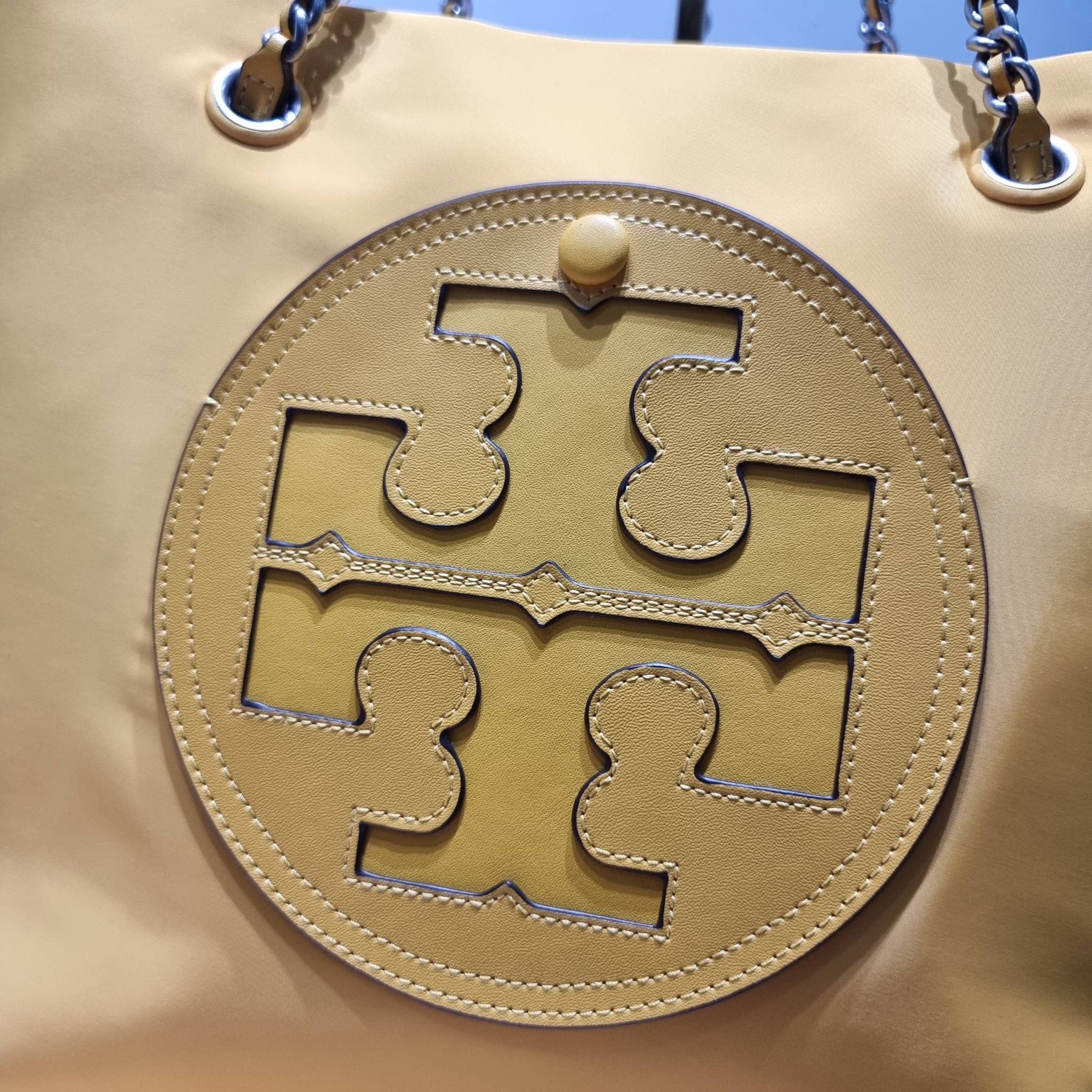 TORY BURCH Ella Chain Tote Bag / TORY TOTE NYLON BAG พร้อมส่ง 4 สี กระเป๋าสะพายทรงโท้ทใบใหญ่ จุของไปเลยแน่นๆ รูปทรงคลาสสิคชวนใช้ โดดเด่นด้วย patch โลโก้ แนะนำรีบสั่งใช้ไปสวยก่อนใครได้เลยน้า