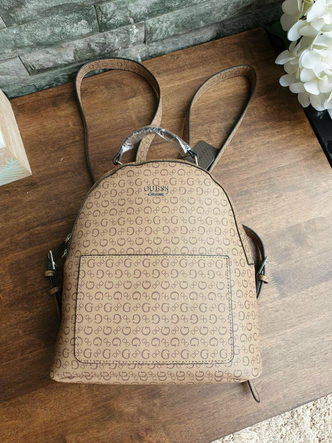 GUESS WOMAN'S BACKPACK กระเป๋าสะพายเป้ขนาดกำลังดี วัสดุหนังแกะสังเคราะห์ โลโก้รอบใบ หนังสวย น้ำหนักเบามากกกๆ!! กันน้ำ ทำความสะอาดง่าย มีหูหิ้วเเละสายสะพายหลังเลื่อนปรับได้ 5 ระดับ ด้านหน้าประดับโลโก้แบรนด์ อะไหล่เงิน และ มีช่องใส่ของ 1 ช่อง เปิดปิดด้