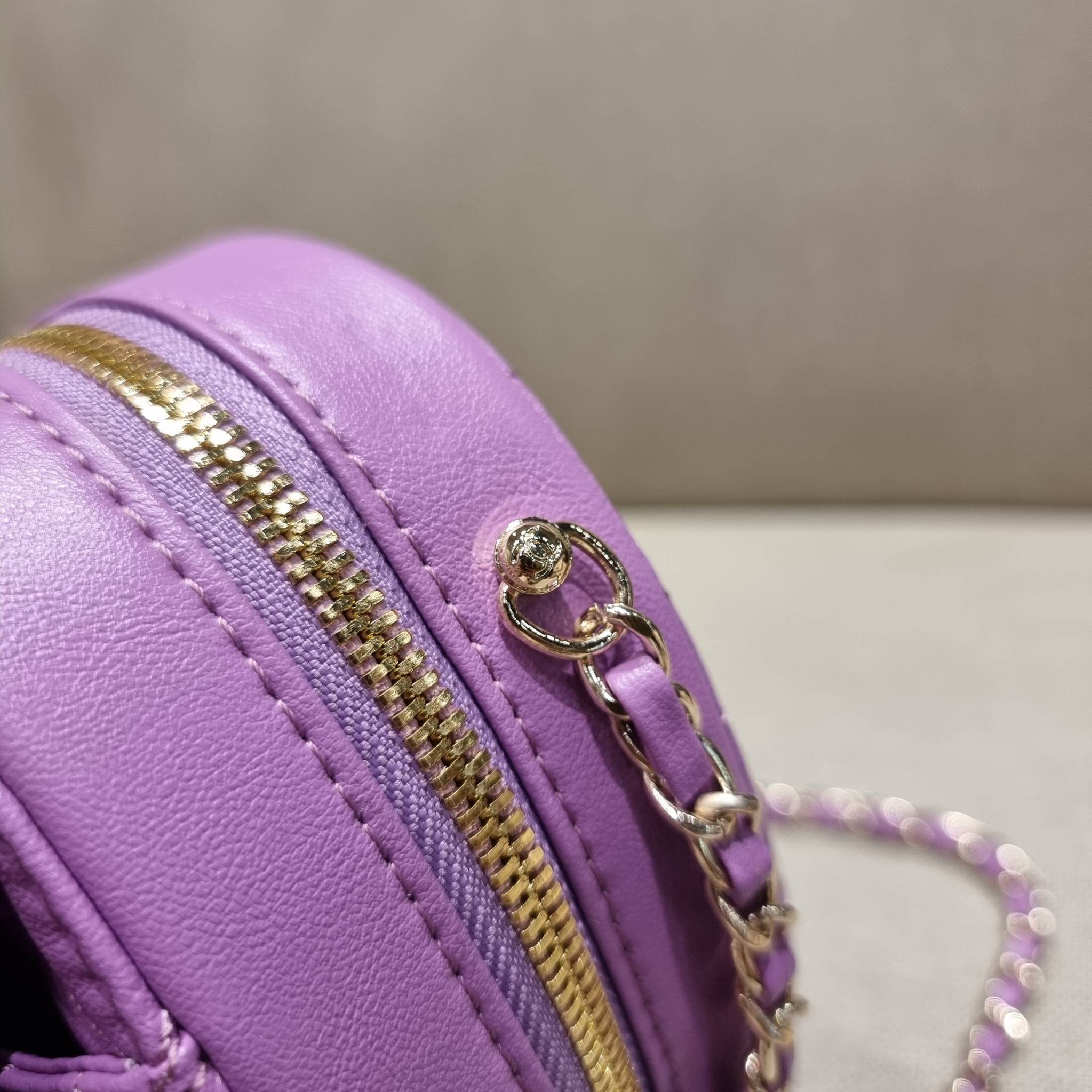 CHANEL Heart Bag Lambskin & Gold-Tone Meta ใหม่มาก สวยมาก มงมาก!! กระเป๋าสะพายสุดคิ้วท์ ที่ดีไซน์รูปทรงหัวใจไม่ซ้ำใคร น่ารักทุกสี น่าใช้ไปเลยแม่!! วัสดุหนังแกะฟอกสี เปิด-ปิดด้วยซิป ด้านหน้ามีช่องเก็บของจุกจิก ภายในเป็นช่องโล่ง ใส่มือถือ ใส่กระเป๋าสตางค์สั