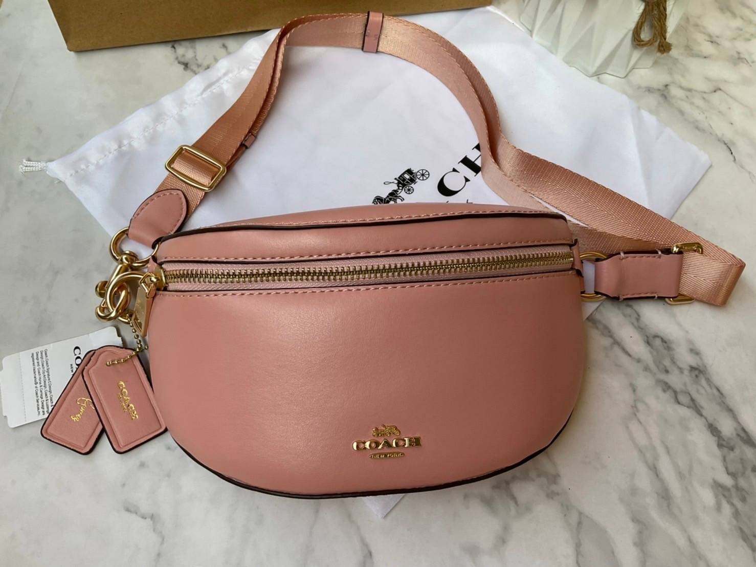 COACH SELENA BELT BAG WITH BUNNY (39315 Pink) / (39316 Black) กระเป๋าสะพาย/คาดอก/คาดเอว รุ่น Limited Edition น่ารักมาก💕 วัสดุหนังแท้ หนังนิ่มอยู่ทรง เปิด-ปิด ด้วยซิป ใส่ Iphone+ กระเป๋าสตางค์ใบสั้น ใส่ของจุกจิกได้ ด้านหลังมีอีก 1 ช่องซิป สายปรับระ