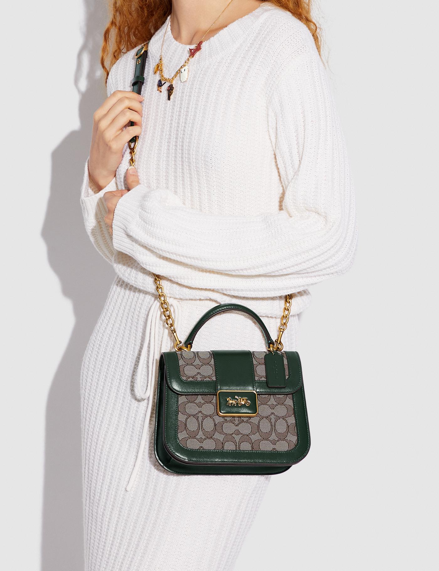 ใบจริงสวยหรูมากๆค่ะ💥 COACH ALIE TOP HANDLE IN SIGNATURE JACQUARD ((C4822)) พร้อมส่งที่ไทยค่ะ! กระเป๋าหิ้ว//สะพายข้าง วัสดุ Jacquard+หนังแท้ได้ลงตัวสวยงามมากๆค่ะ คลาสสิคสุดๆ เปิดปิดกระเป๋าแบบกดล็อค ช่องหลักกางออกได้กว้างสามารถใส่กระเป๋าเงินใบกลางได