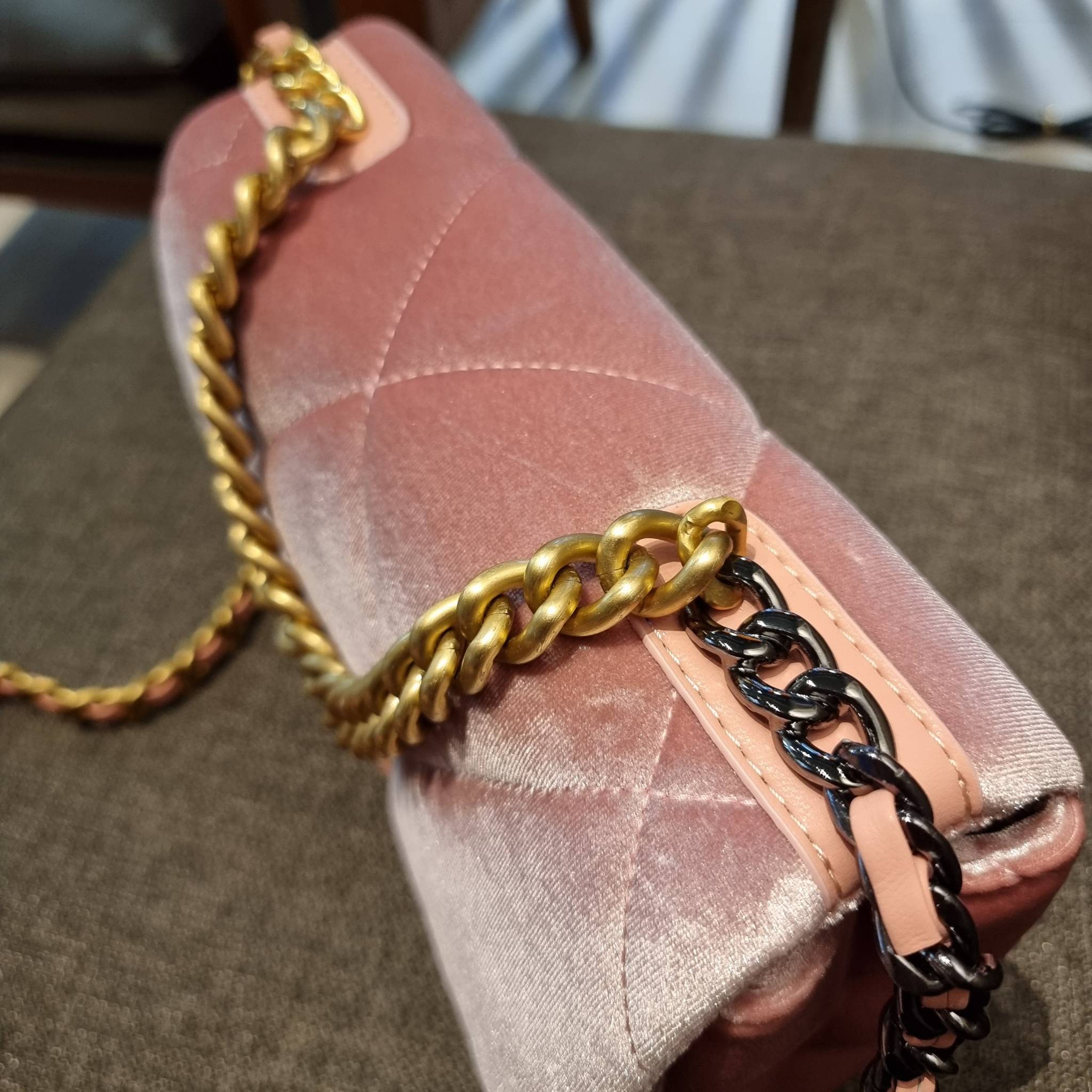 ไม่มองไม่เหลียวไม่ได้แล้ว!! ความหรูที่โดดเด่นจากผ้ากำมะหยี่ สร้างดีเทลผู้ดี ลูกคุณมากๆ Chanel vip boutique กระเป๋าสะพายจาก duty free ในราคาสุดประหยัด!! ดีไซน์เลิศ ตกแต่งด้วยโซ่ทูโทน ลงตัวแบบไม่มีที่ติ เปิด-ปิดด้วยตัวบิดล็อค ภายในโล่งกว้าง ใส่กระเป๋าสตางค์