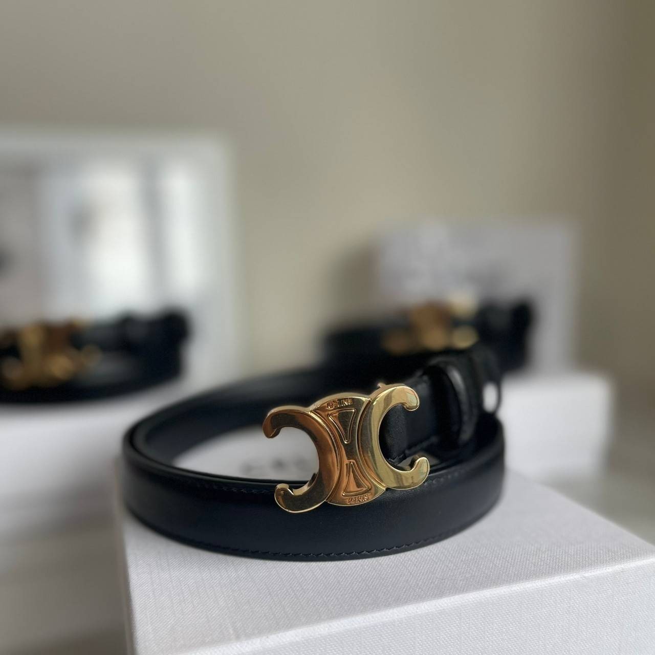 หนังแท้ CELINE BELT LOGO 25MM / Celine Vintage Logo Leather Belt ออริจินอลเกรด 1:1 หนังแท้ หัวเข็มขัดโลโก้แบรนด์แบบ 3D Vintage สีทอง ปั้มโลโก้คมชัดคล้ายของจริง สายปรับระดับได้ในดีไซน์เรียบหรูเข้ากับทุกลุ๊คใช้ได้ทั้งชายหญิง สินค้ามาพร้อม Original Package ม