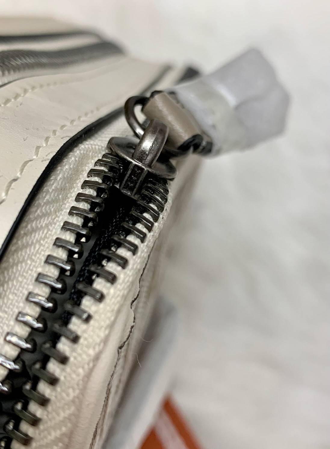 COACH CHARTER CROSS BODY IN SIANATURE JACQUARD((C3780)) 💋พร้อมส่ง สินค้าออกใหม่ ไม่มียังไงไหว!! ✔️กระเป๋าสะพายครอสบอดี้ร์ หรือสามารถสอดมือตรงหนังด้านหน้าถือแบบเก๋ๆได้ด้วยค่าา วัสดุJacquardทอบายแบรนด์อย่างดี ผสมหนังแท้ ได้ลงตัวสวยงาม น่าใช้