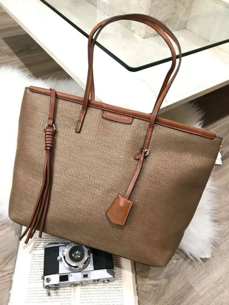 Charles & Keith Black Textured Tote Bag ฮอตฮิตตลอดกาลสำหรับรุ่นนี้ รุ่นยอดนิยม!! มากี่รอบกี่รอบก็ขายดี ใครไม่มีรุ่นนี้ติดตู้ไว้ถือว่าเชยมาก(!!) กระเป๋าสะพายทรง Shopping bag ใบใหญ่จุของได้ใจ น้ำหนักเบา โดดเด่นด้วย Textured วัสดุสานรอบใบ ตัดขอบหนัง สวยอยู่ท