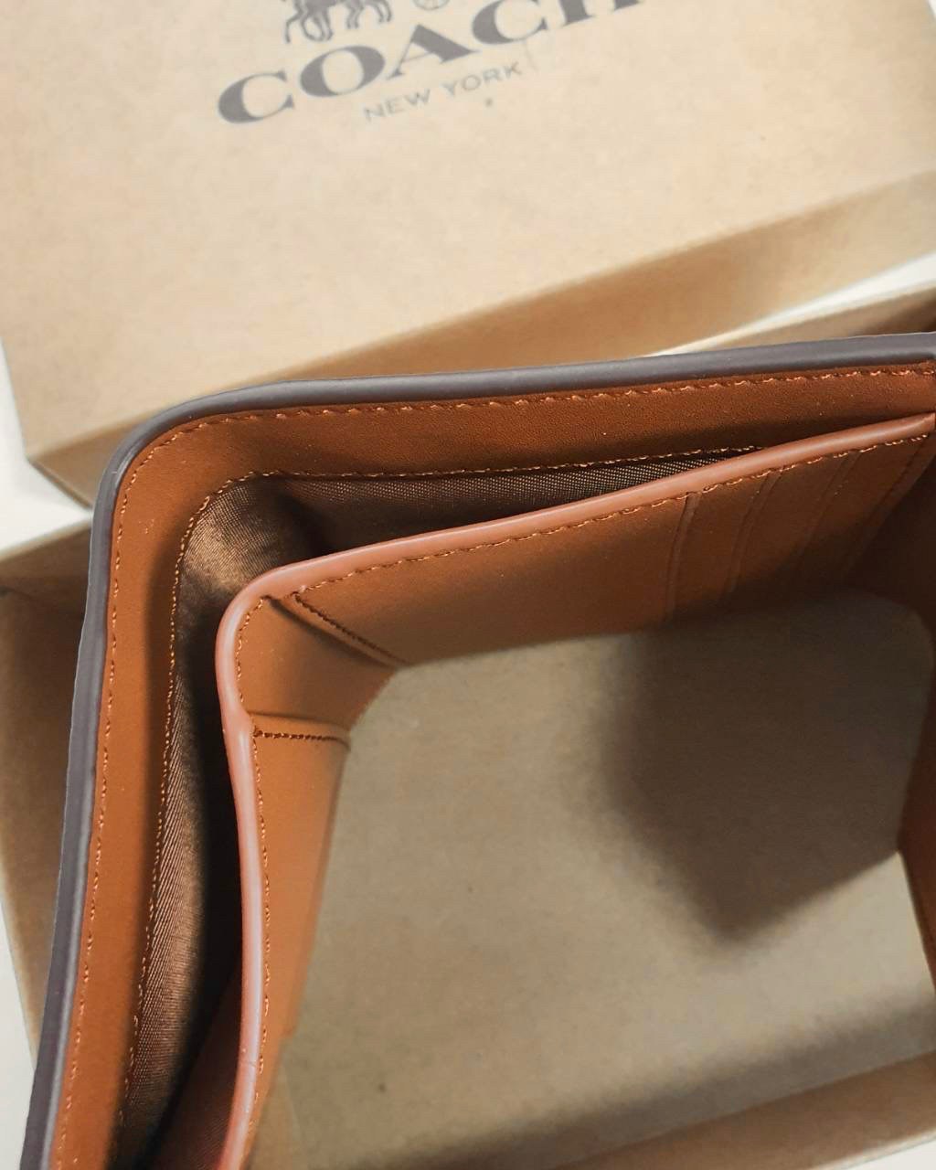 COACH SMALL WALLET IN SIGNATURE CANVAS กระเป๋าสตางค์ใบสั้น แบบพับสองตอน หน้าจดหมาย เปิดปิดด้วยกระดุมปั้มแบรนด์ ด้านในมีช่องใส่บัตรหลายช่อง และช่องใส่ธนบัตร ด้านหลังมีช่องซิปเหรียญอีกหนึ่งช่อง น้ำหนักเบา พกพาสะดวก มีให้เลือกหลายสี ห้ามพลาดค่ะ!