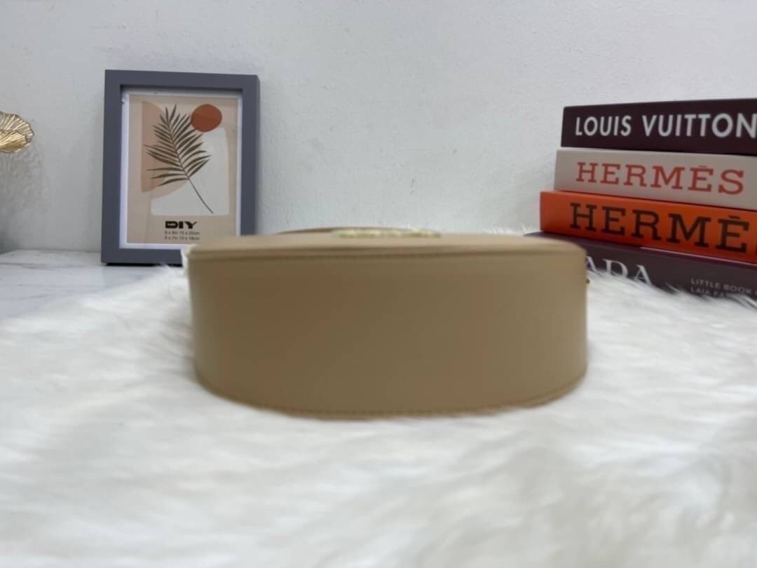 LOEWE Luna half moon hobo bag ใหม่ล่าสุดก่อนใคร สวยได้ไม่ต้องรอ กับคอลใหม่ลุคลูกคุณ รูปทรงยอดฮิต ตอบโจทย์ได้ทุกลุค ทุกไลฟ์สไตล์ ใช้งานได้ง่ายคล่องตัว