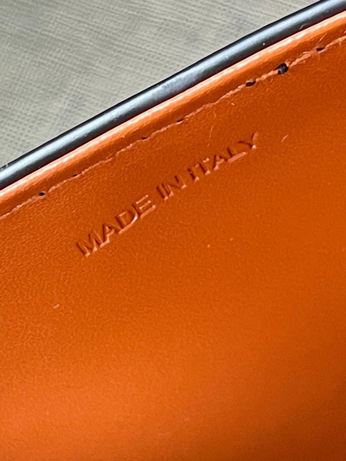 Celine Triomphe shoulder handbag Bag / Celine box triomphe in Natural Calfskin Tan กระเป๋าสะพายเรียบหรูและดูทันสมัยใบนี้ออกมา ให้คุณเลือกสะพายในชีวิตประจำวันเข้ากับการแต่งตัวสบาย ๆ หรือถอดสายถืงออกงานปาร์ตี้สังสรรค์ ก็ช่วยให้คุณดูโดดเด่นได้เช่นกัน นอกจากน