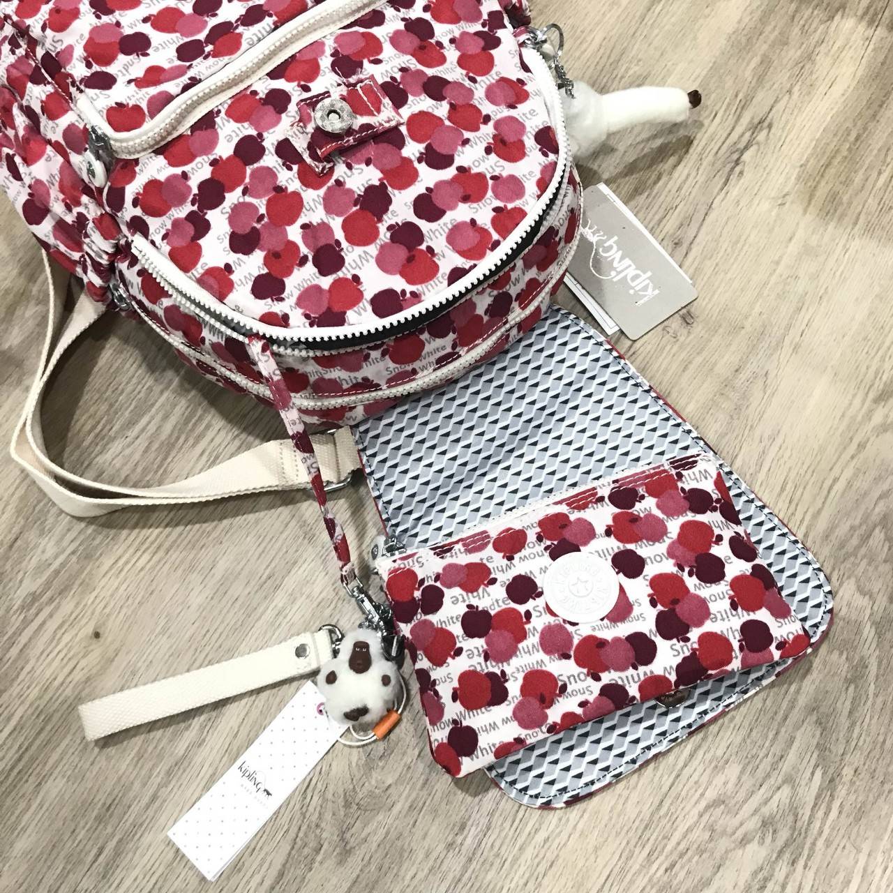 พร้อมส่งความน่ารัก! เซทสุดคุ้ม! ซื้อ1ได้ถึง2ใบ! NEW! KIPLING RAVIER DISNEY’S SNOW WHITE PRINTED BACKPACK WITH PURSE กระเป๋าเป้ Limited คอลเลคชั่น Snow White มาพร้อมกระเป๋าคล้องมือเข้าชุด Rare Items สุดๆ วัสดุ Nylon+Polyester 100% เปิดปิดด้วยฝาปิดกระดุมแม่
