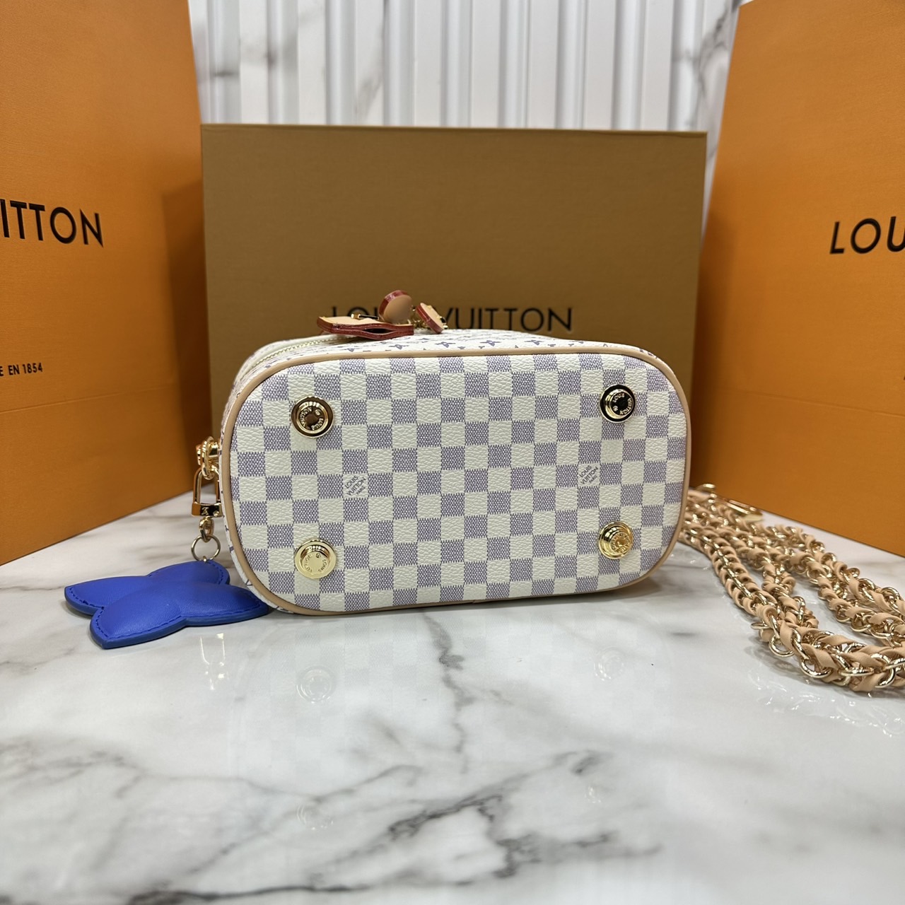 ORI หนังแท้ | LV Vanity Cosmetic Bag กระเป๋ารุ่นวานิตี้ กระเป๋าเครื่องสำอางจากคอลเลคชั่น Louis Vuitton Baby พกพาผลิตภัณฑ์อาบน้ำและของใช้จำเป็นอื่นๆ อย่างมีระดับ Monogram แคนวาสสุดเอ็กซ์คลูซีฟสำหรับคอลเลคชั่น