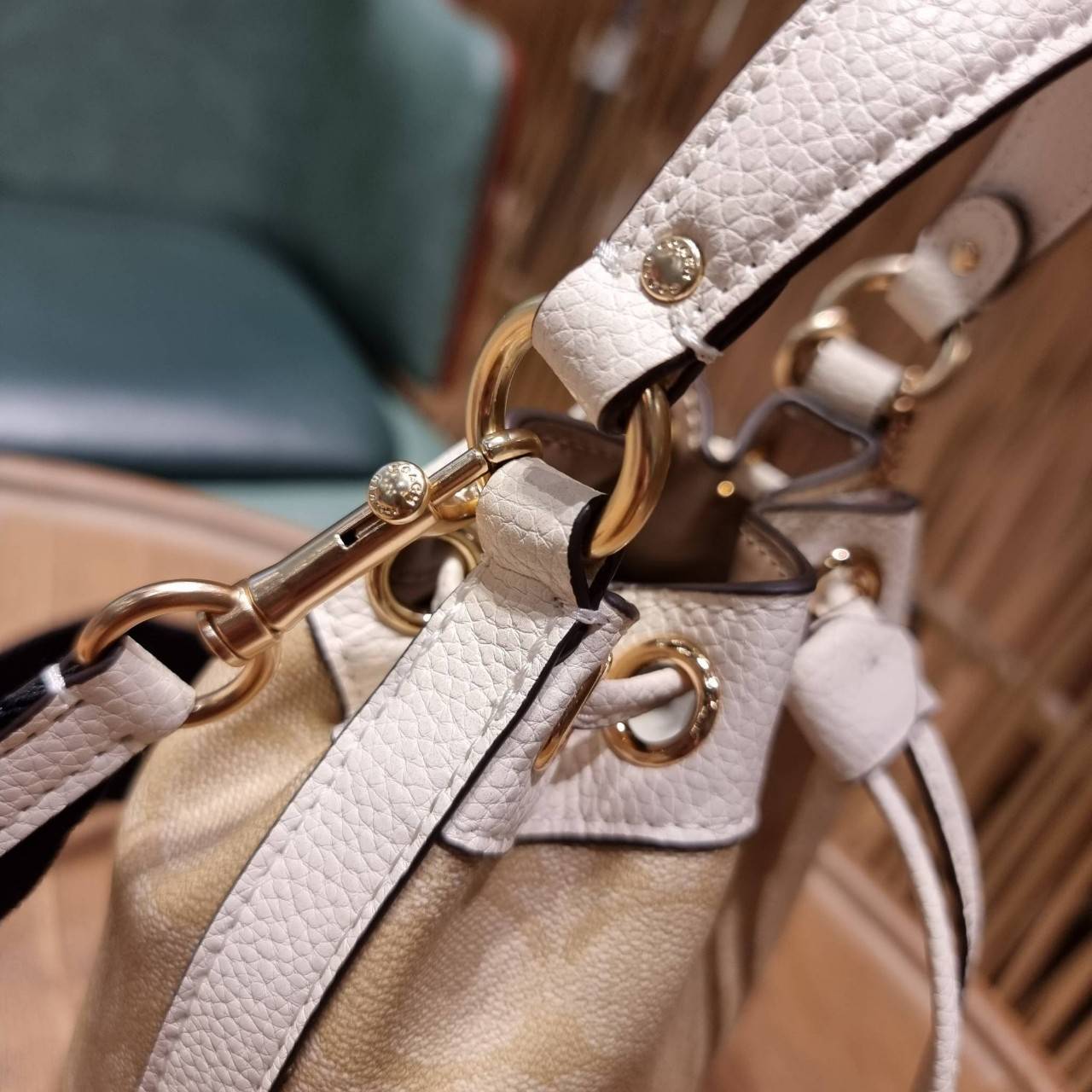 COACH C5121 DEMPSEY 15 DRAWSTRING MINI BUCKET BAG น้องคนสวยมาใหม่จ้า รุ่นใหม่กริ๊บ!! ยังไม่เข้าช็อปไทย ละมุนคุณหนูต้องมาแล้วแหละ กระเป๋าทรงถังไซส์มินิ ใช้งานง่ายด้วยการรูดหนังปิดรอบปากกระเป๋า ทุกอย่างลงตัวที่สุด!! มาพร้อมตัวห้อยรูปหัวใจสีทองกุ๊กกิ๊ก น่ารั