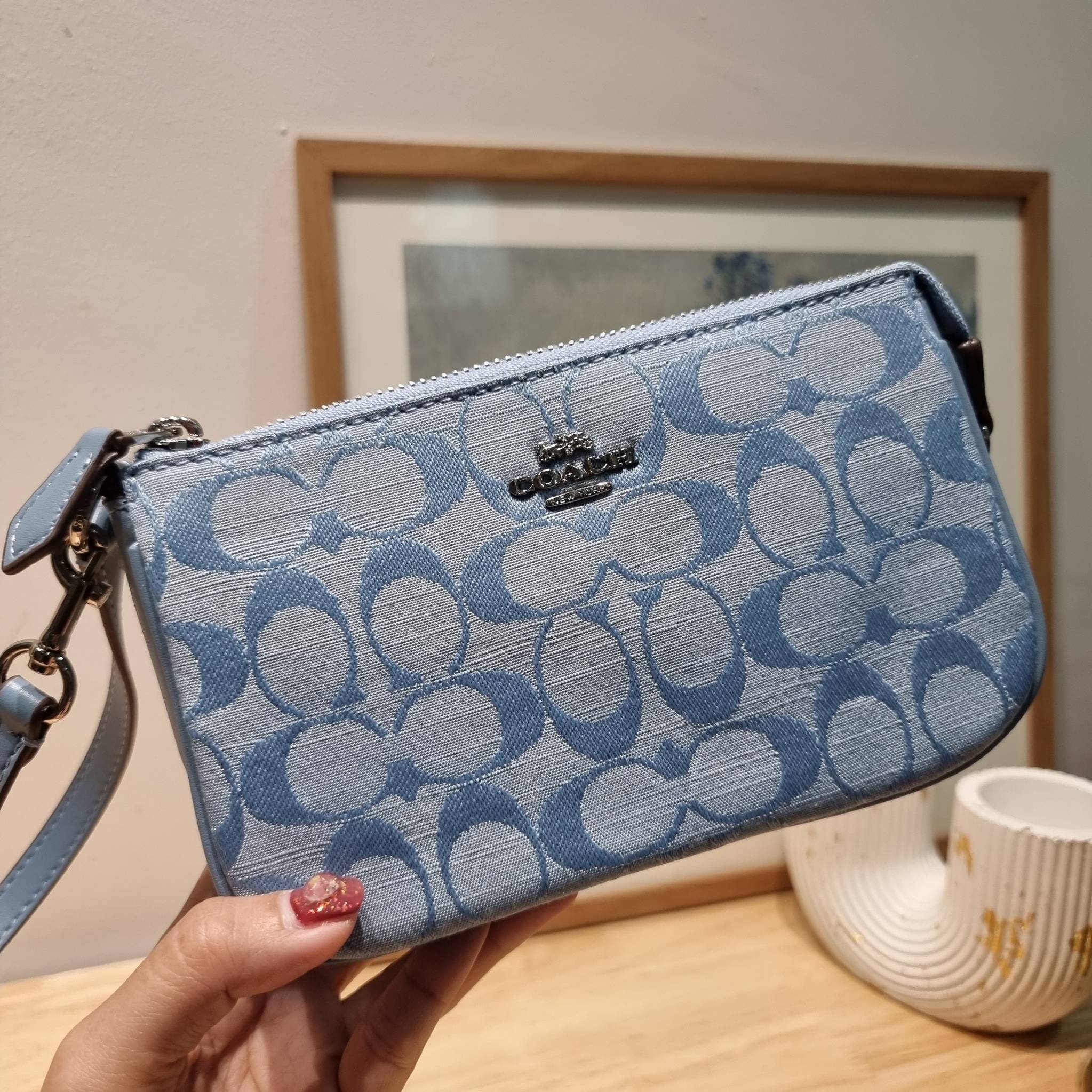 COACH Nolita 15 In Signature Chambray CI027 พร้อมส่ง คอลเลคชั่นใหม่ น่ารักน่าใช้ ในสไตล์คลาสสิค กระเป๋าทรงพอชขนาดมินิ สาวๆเห็นใบจริง ยังไงก็ต้องหลงรักไอเท็มนี้แน่นอนจ้า