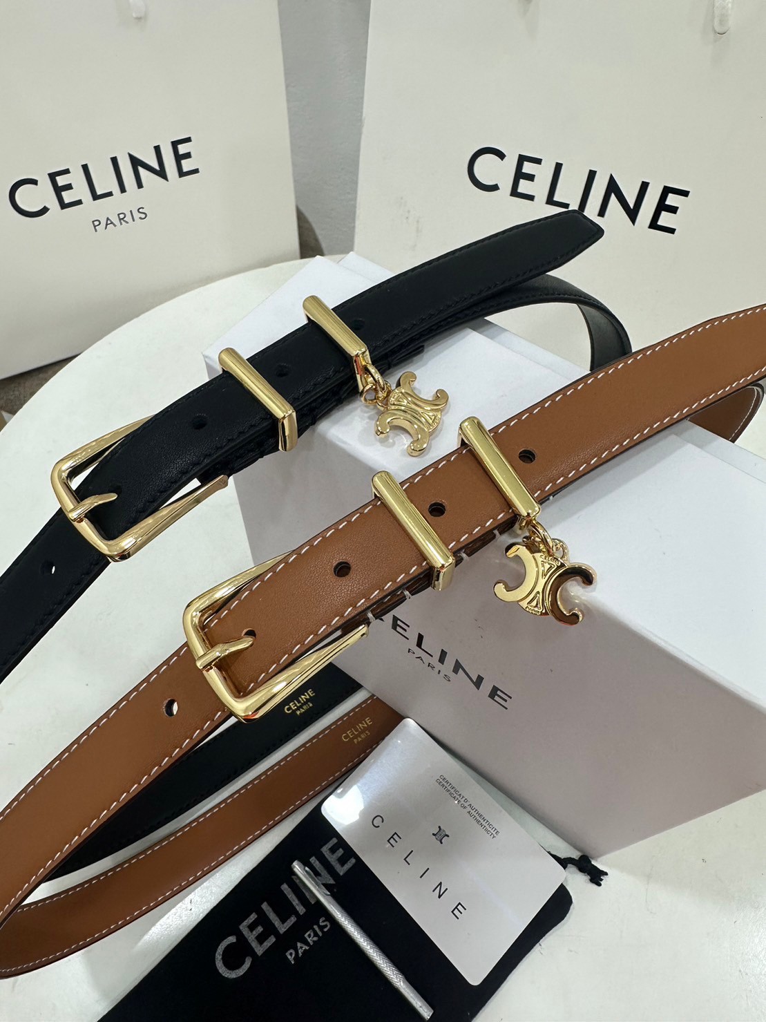 CELINE Belt Leather / Celine Elegant Charm 1 Belt In Smooth Calfskin With Gold พร้อมส่ง เข็มขัดเซลีน มีเส้นเดียวใช้ได้ทั้งปี ไม่ว่าลุคไหนๆ เส้นเดียวเอาอยู่ งานหนังเรียบสวยมาก แนะนำค่ะ
