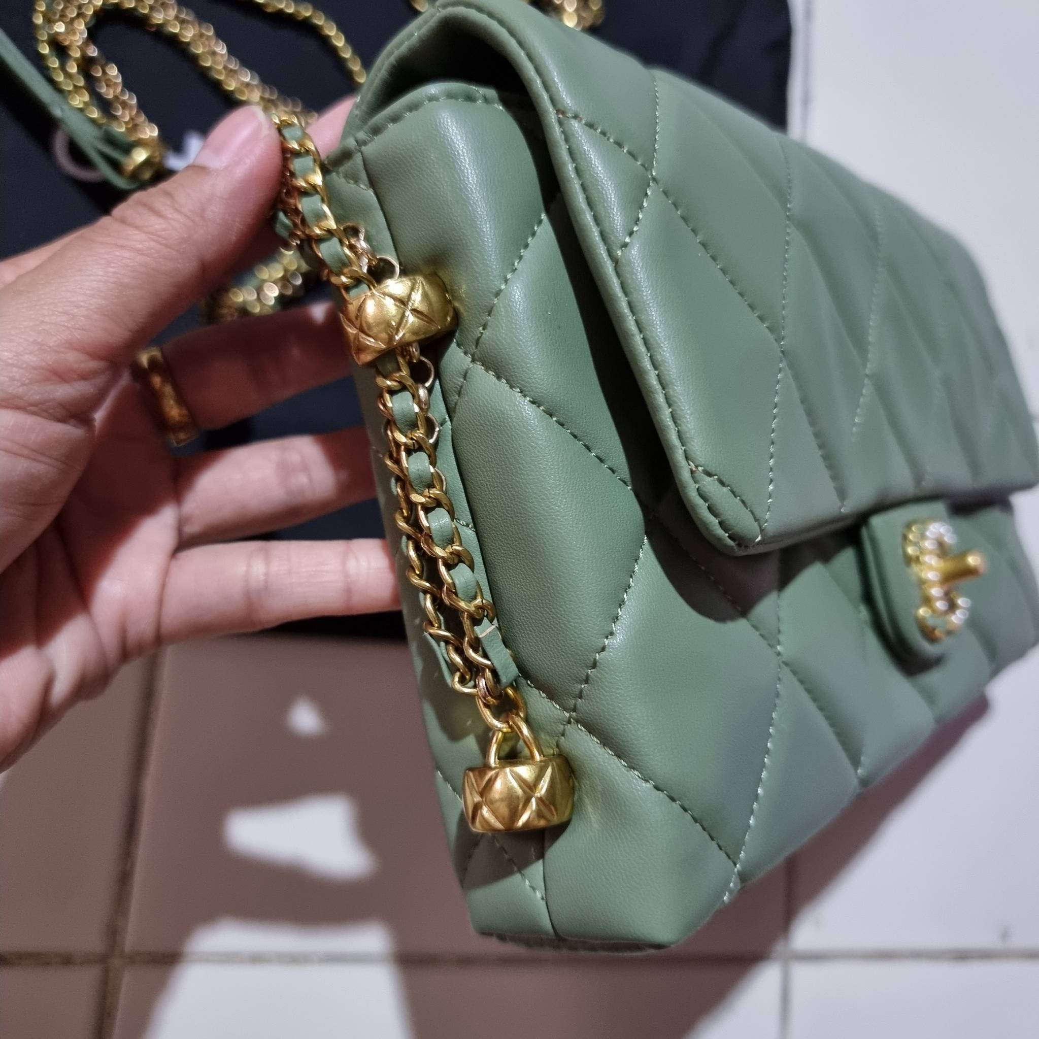 VIP 】สวยหรูพร้อมเสิร์ฟ!! กับไอเท็มสุดเลิฟจาก Chanel กระเป๋าสะพายที่สุดของความคุ้มค่า วัสดุหนังแกะนิ่มเต็มใบ เปิด-ปิดกระเป๋าด้วยตัวบิดล็อค ภายในกระเป๋าบุผ้าสวยหรู มีช่องโล่งกว้างจุของได้สบาย ใส่โทรศัพท์ กระเป๋าสตางค์ได้ มีช่องซิป 1 ช่อง ช่องย่อย 1 ช่อง ดีเ