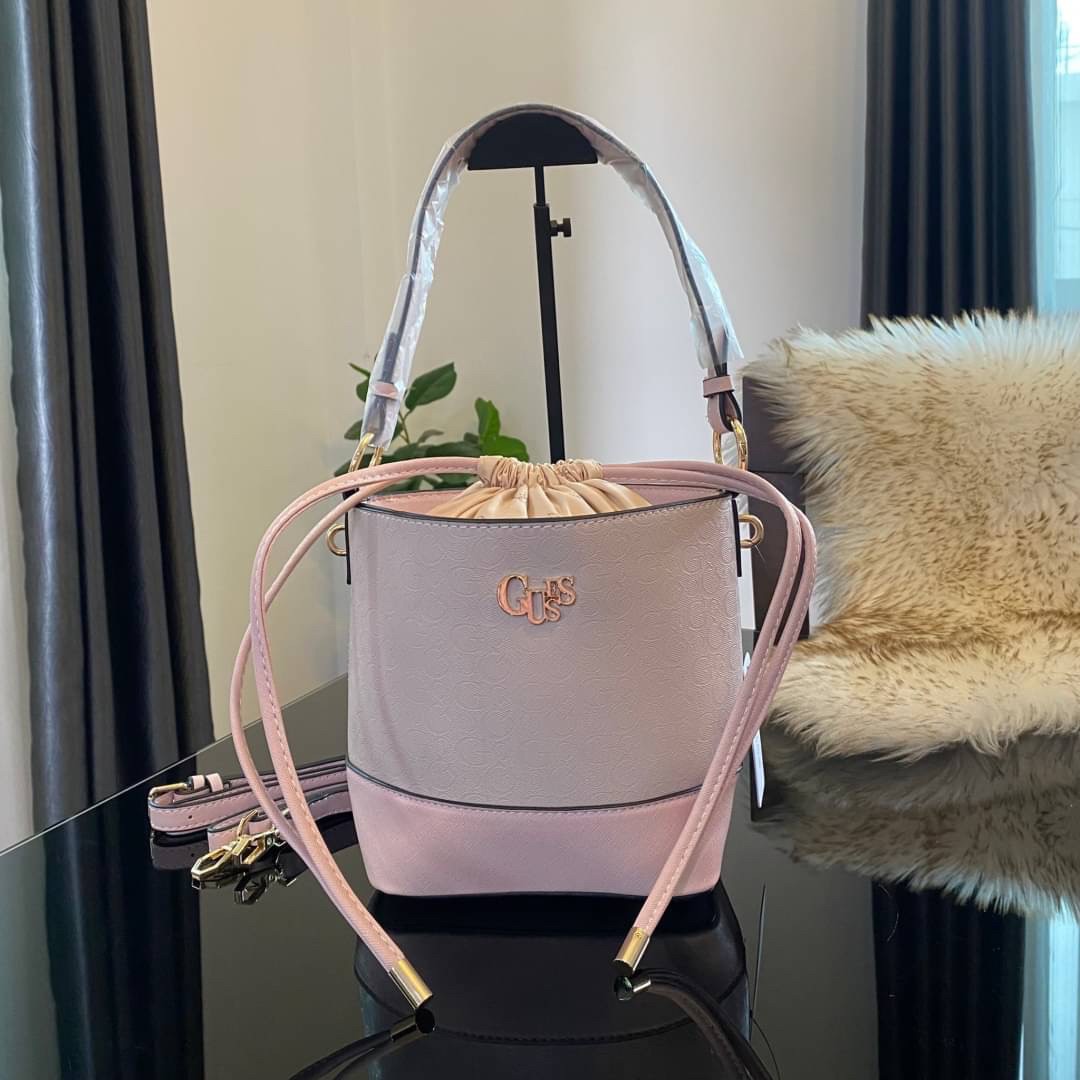 Guess Agata Bucket Handbag กระเป๋ารุ่นใหม่ล่าสุดทรงถังสุดน่ารัก พิมพ์ลายรอบใบ วัสดุ Saffiano PU คุณภาพดี นิ่ม น้ำหนักเบา ด้านหน้าประดับด้วยโลโก้แบรนด์สวยโดดเด่น เปิด-ปิดด้วยเชือกหนังใช้หูรูดปลายเชือกประดับอะไหล่ทองสะดวกใช้ ด้านในโล่งกว้างมีช่องเล็กสำหรับใ