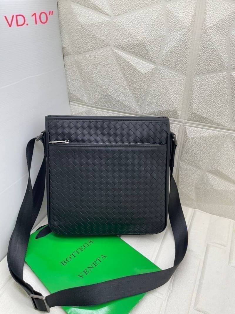 BOTTEGA VENETA Messenger Bag กระเป๋าสะพายทรงแมสเซนเจอร์ ดีไซส์สานเป็นเอกลักษณ์ของแบรนด์ รุ่นตามหาที่หนุ่มๆ ควรมี ดีไซส์เรียบหรู คลาสสิก ใช้งานง่าย everyday look จะซื้อใช้เองหรือเป็นของฝากก็เหมาะมากๆ ค่ะ