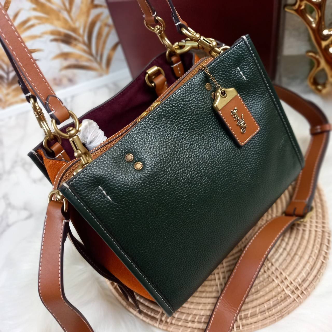 OUTLET 】COACH ROGUE 25 IN COLORBLOCK (C5575) ที่สุดแห่งความหรูหรา สุดคลาสสิค 🌺กระเป๋าหนังแท้คุณภาพเยี่ยม สัมผัสนิ่มละมุนจนต้องหลงรัก ด้านข้างเพิ่มความสวยเก๋ด้วยหนังกลับ อยู่ทรงสุดสวย น่าใช้ น่ามอง จนใครๆต้องเหลียวหลังตาม//ด้านในมี 2 ช่องกว้าง กับอ